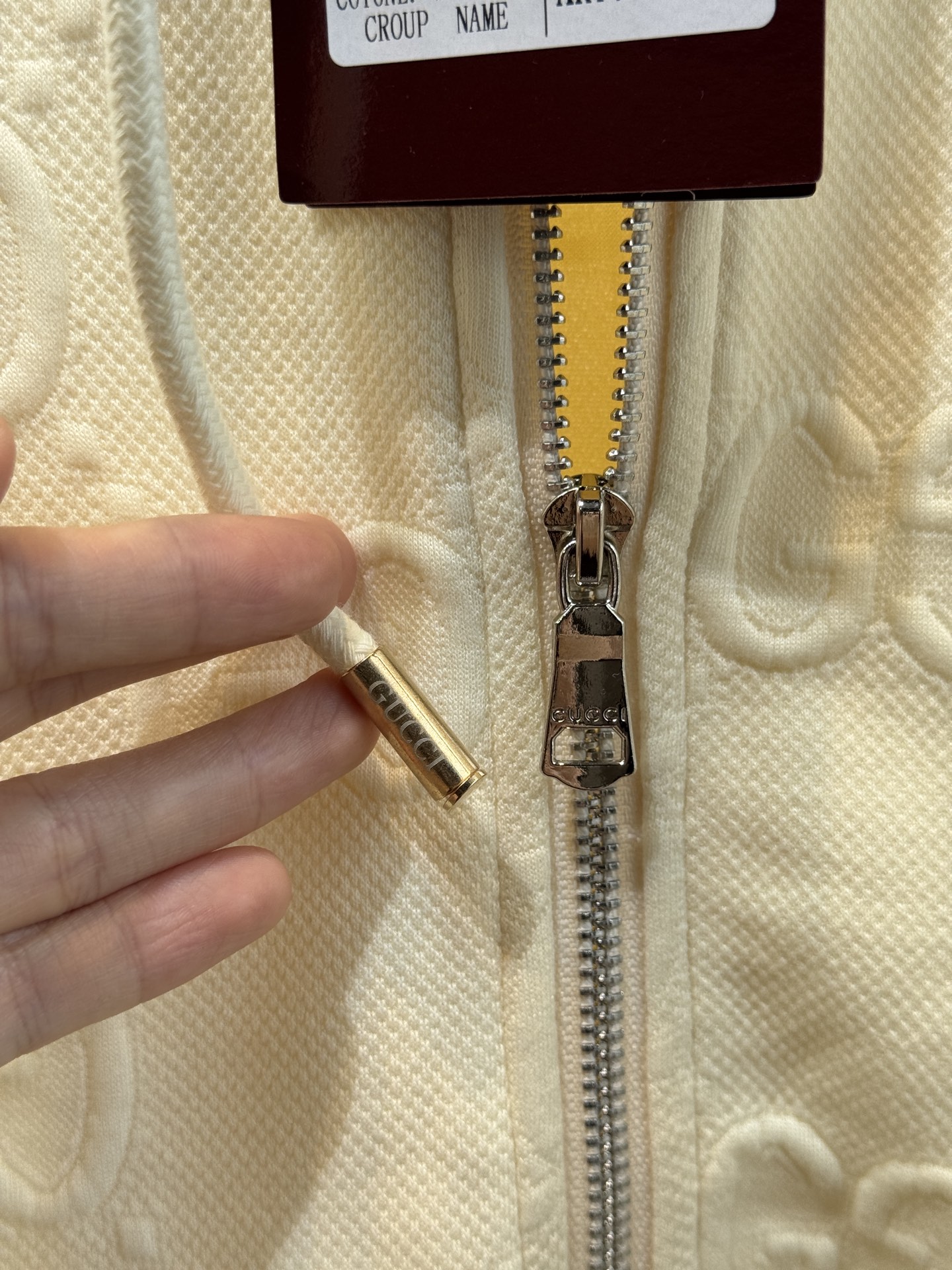 Gucc*连帽拉链外套➕束脚运动长裤套装从外观质感推测，衣服采用棉混纺的提花面料，具有一定柔软度与舒适度