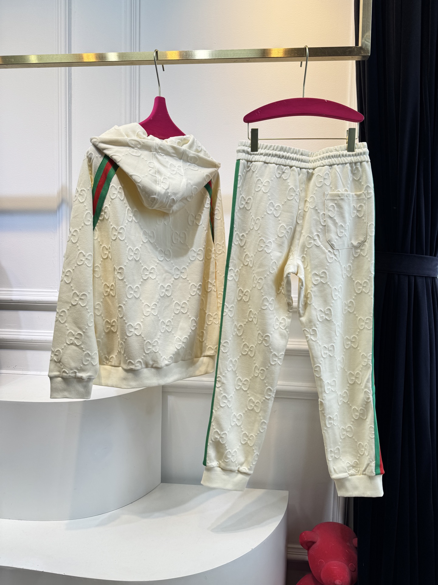 Gucc*连帽拉链外套➕束脚运动长裤套装从外观质感推测，衣服采用棉混纺的提花面料，具有一定柔软度与舒适度