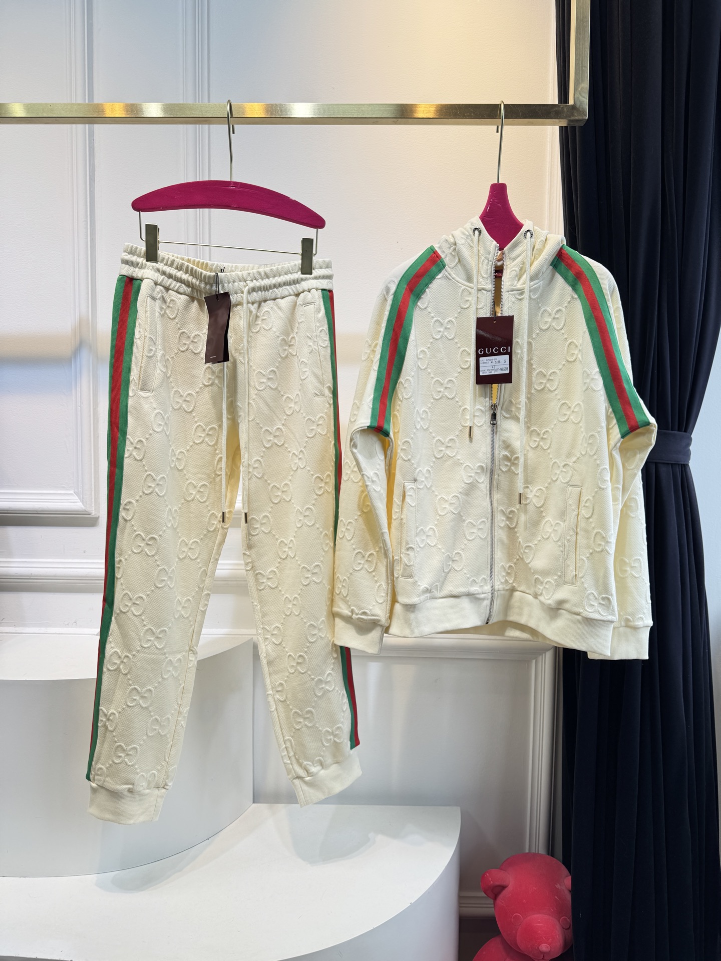 Gucc*连帽拉链外套➕束脚运动长裤套装从外观质感推测，衣服采用棉混纺的提花面料，具有一定柔软度与舒适度