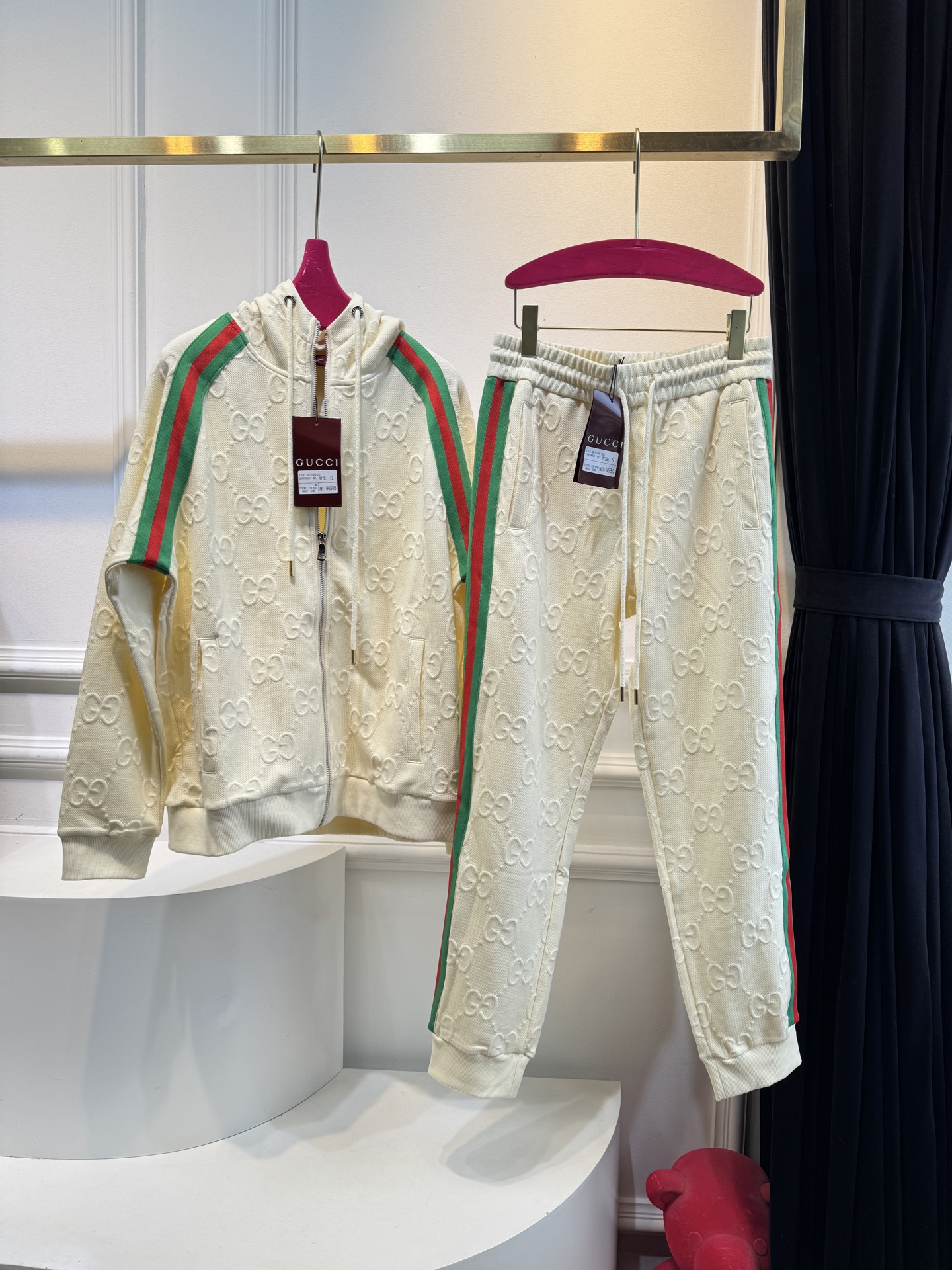 Gucc*连帽拉链外套➕束脚运动长裤套装从外观质感推测，衣服采用棉混纺的提花面料，具有一定柔软度与舒适度