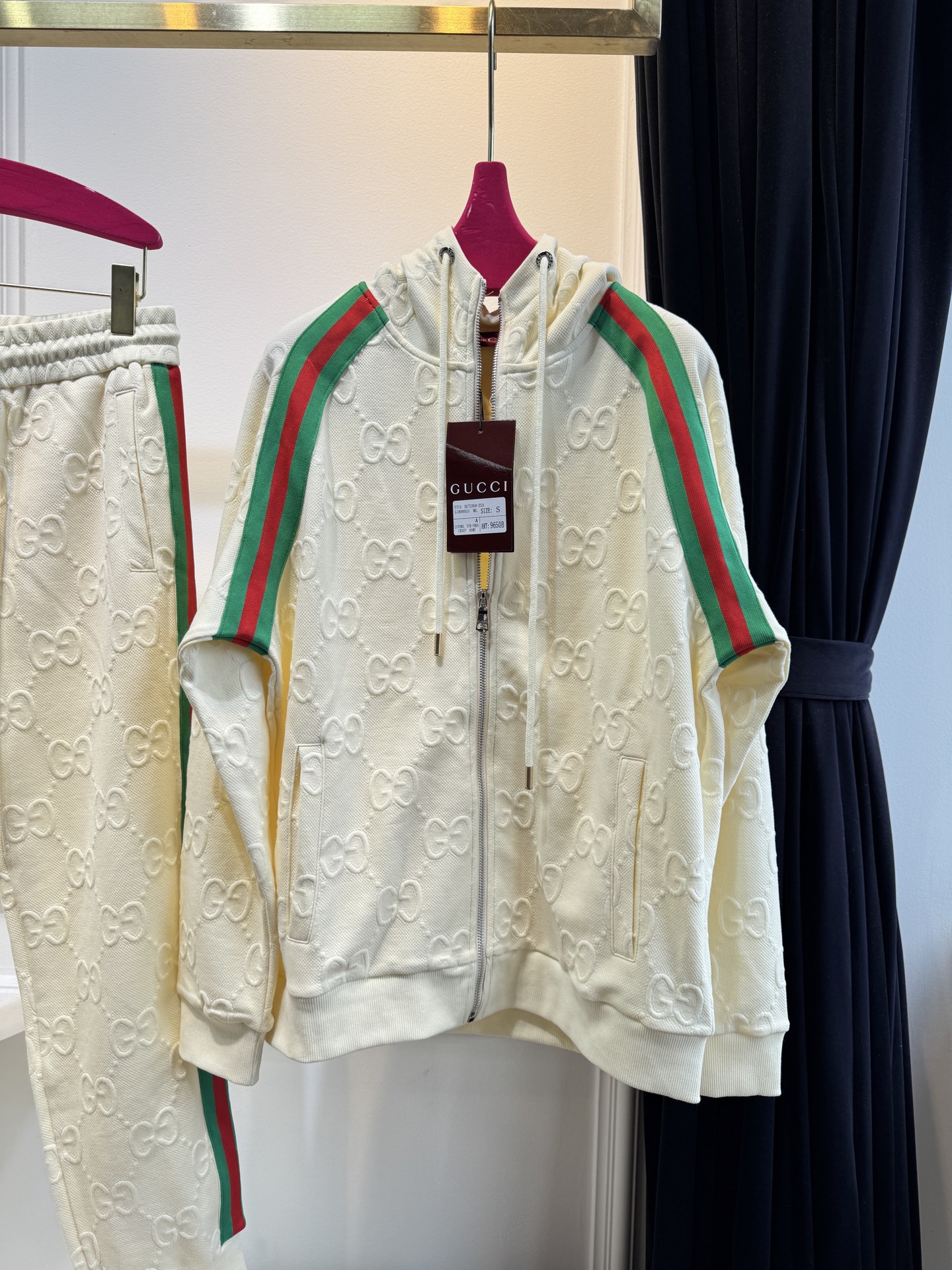 Gucc*连帽拉链外套➕束脚运动长裤套装从外观质感推测，衣服采用棉混纺的提花面料，具有一定柔软度与舒适度