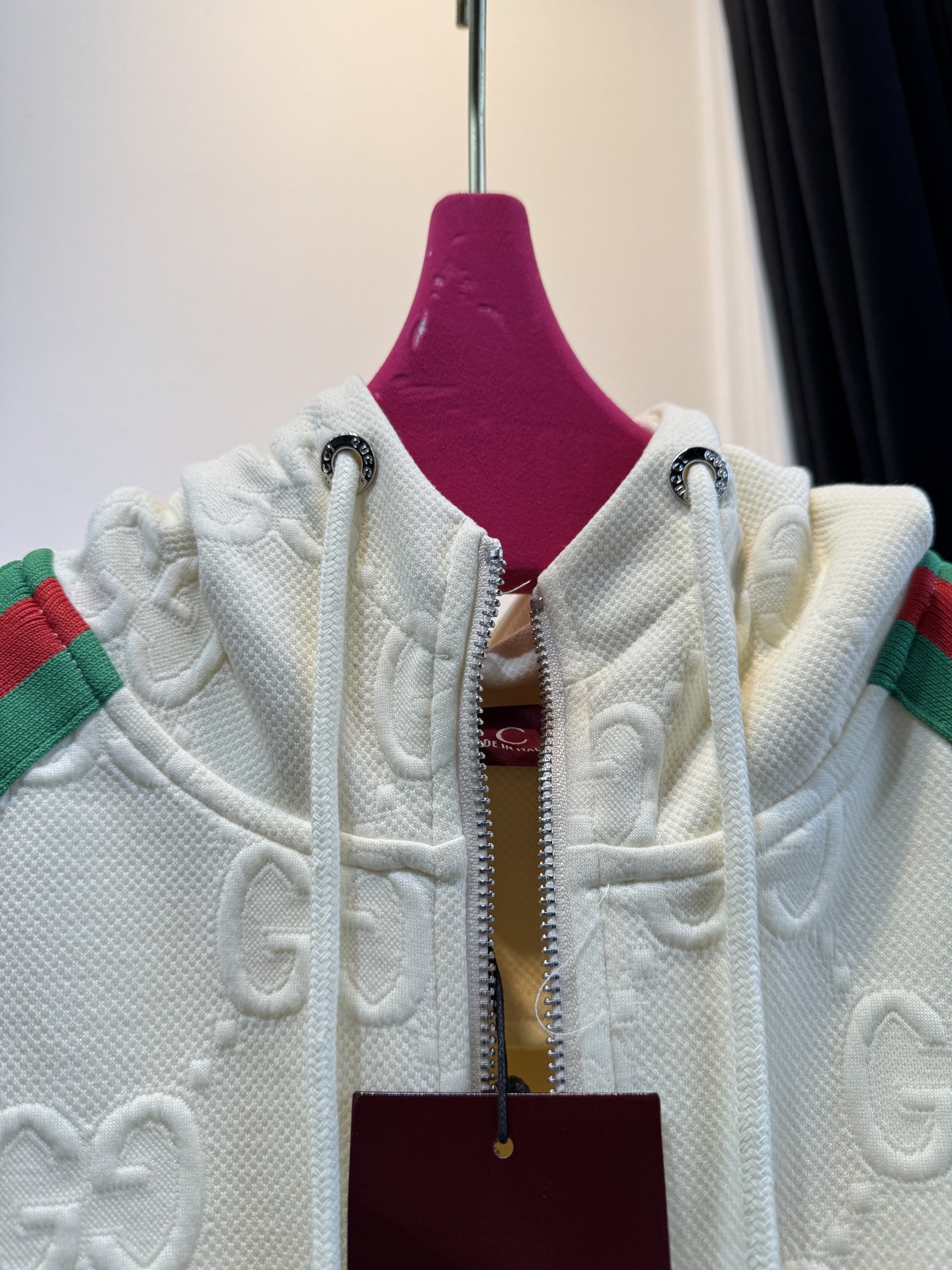 Gucc*连帽拉链外套➕束脚运动长裤套装从外观质感推测，衣服采用棉混纺的提花面料，具有一定柔软度与舒适度