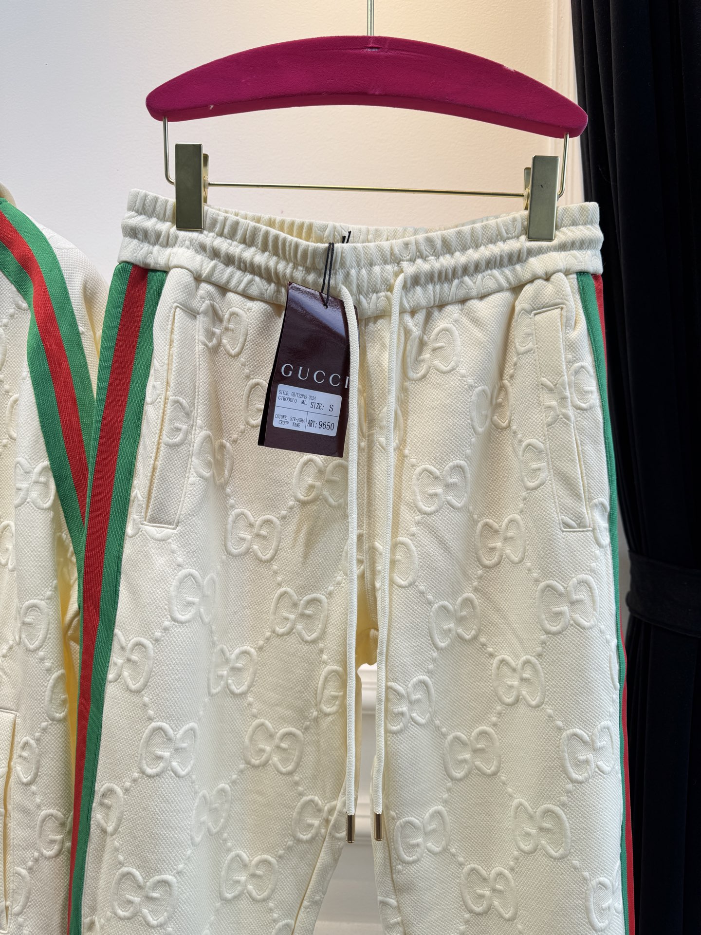 Gucc*连帽拉链外套➕束脚运动长裤套装从外观质感推测，衣服采用棉混纺的提花面料，具有一定柔软度与舒适度