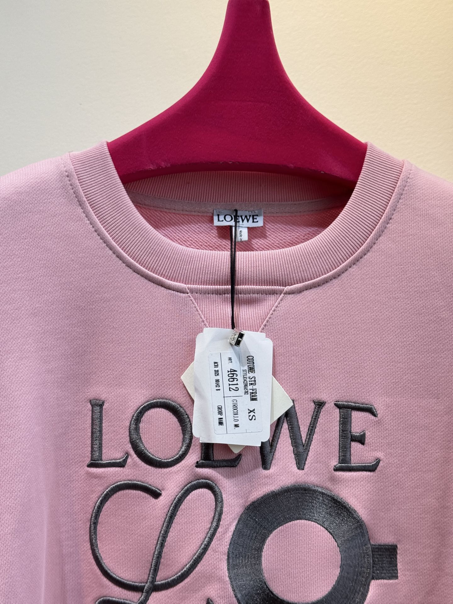 LOEW*圆领卫衣，•颜色：选用柔和的粉色，甜美且充满少女感，在视觉上给人温馨、柔和的感觉，比较适合春秋