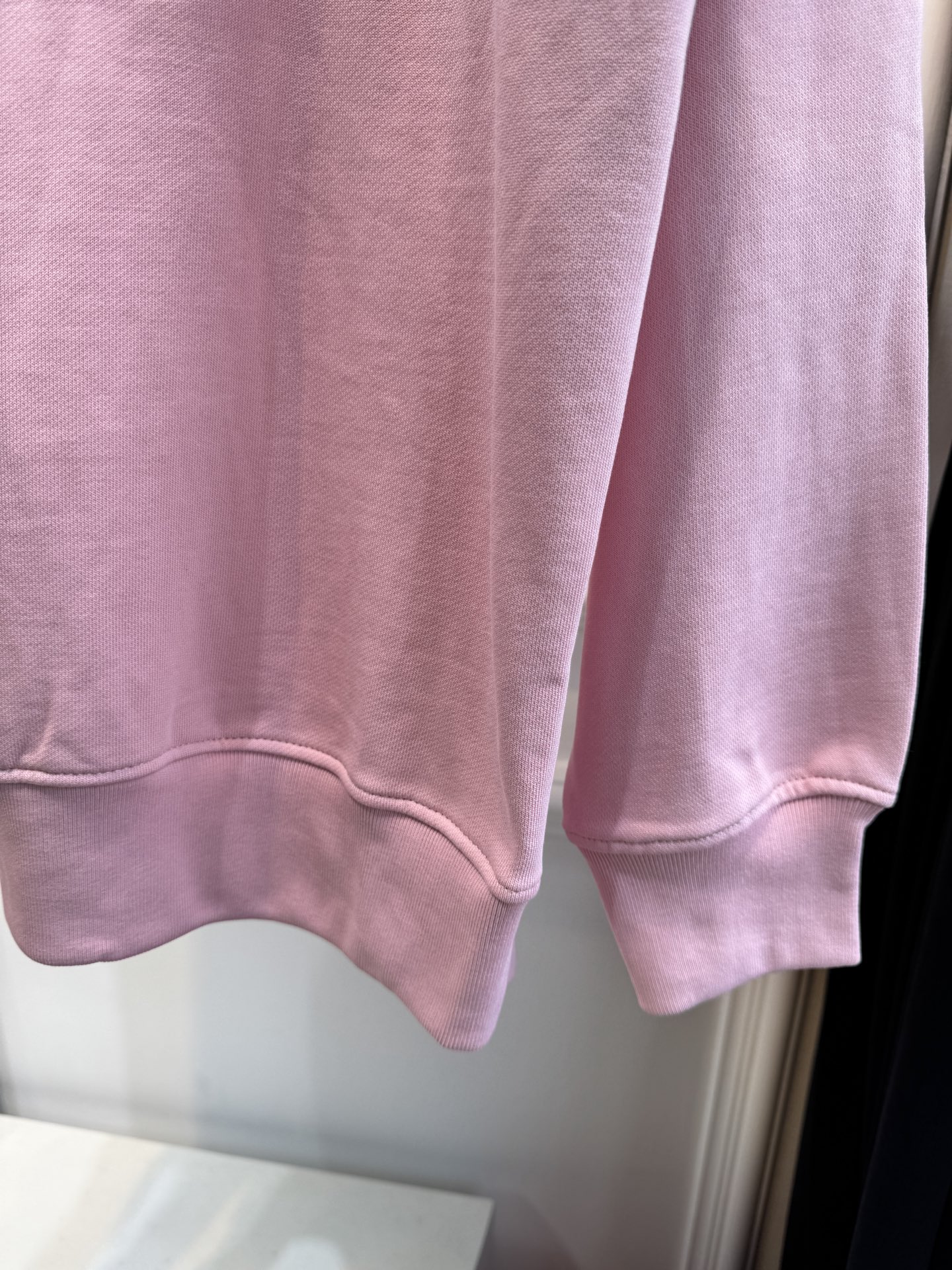 LOEW*圆领卫衣，•颜色：选用柔和的粉色，甜美且充满少女感，在视觉上给人温馨、柔和的感觉，比较适合春秋