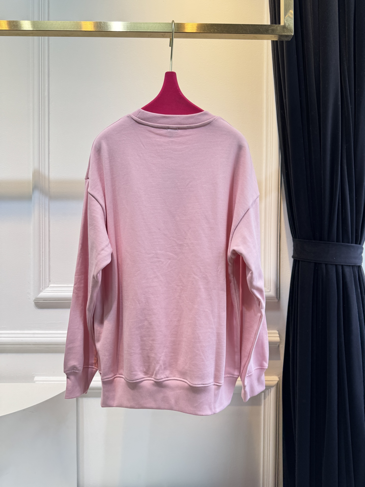 LOEW*圆领卫衣，•颜色：选用柔和的粉色，甜美且充满少女感，在视觉上给人温馨、柔和的感觉，比较适合春秋