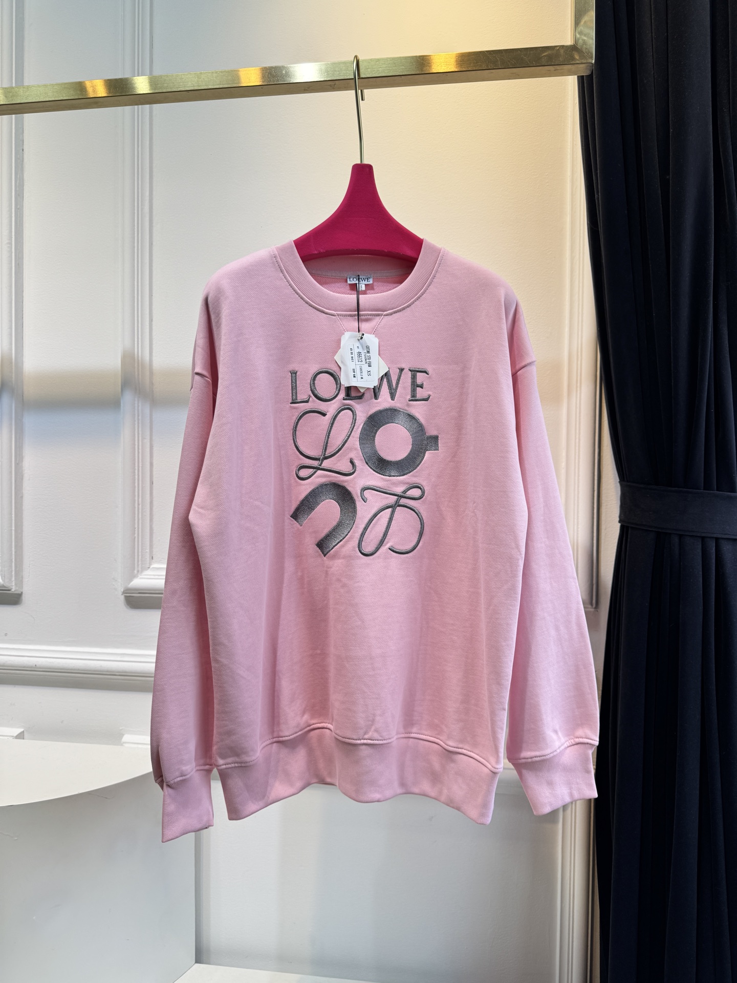 LOEW*圆领卫衣，•颜色：选用柔和的粉色，甜美且充满少女感，在视觉上给人温馨、柔和的感觉，比较适合春秋