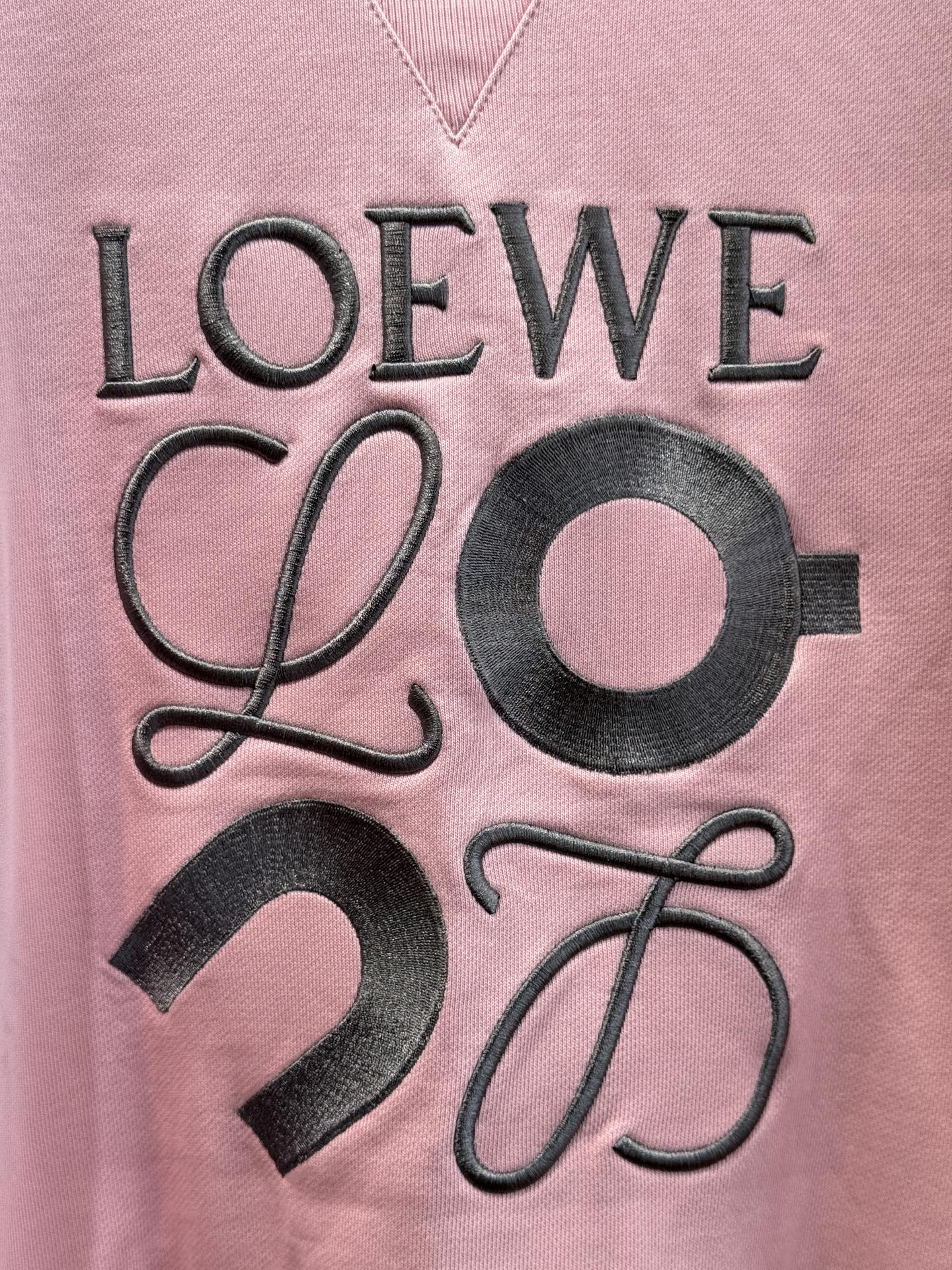 LOEW*圆领卫衣，•颜色：选用柔和的粉色，甜美且充满少女感，在视觉上给人温馨、柔和的感觉，比较适合春秋