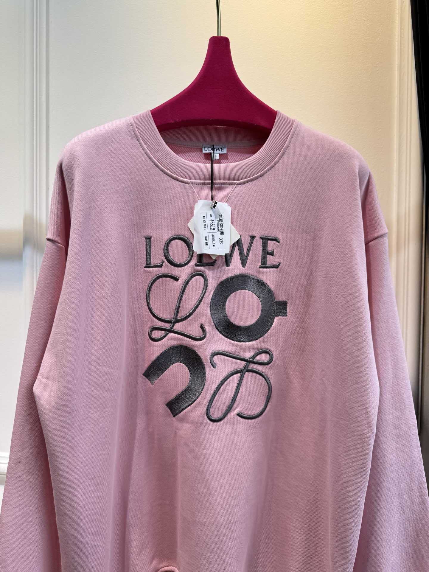 LOEW*圆领卫衣，•颜色：选用柔和的粉色，甜美且充满少女感，在视觉上给人温馨、柔和的感觉，比较适合春秋