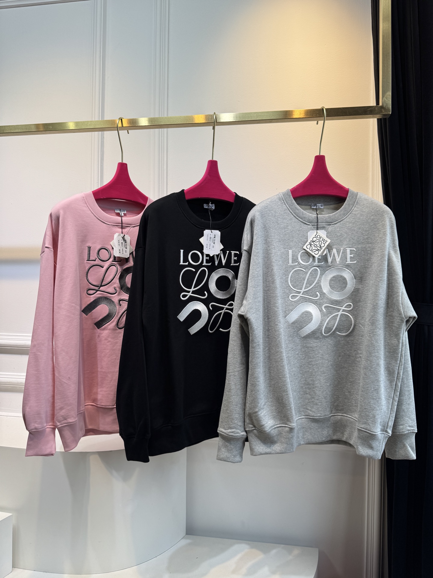 LOEW*圆领卫衣，•颜色：选用柔和的粉色，甜美且充满少女感，在视觉上给人温馨、柔和的感觉，比较适合春秋