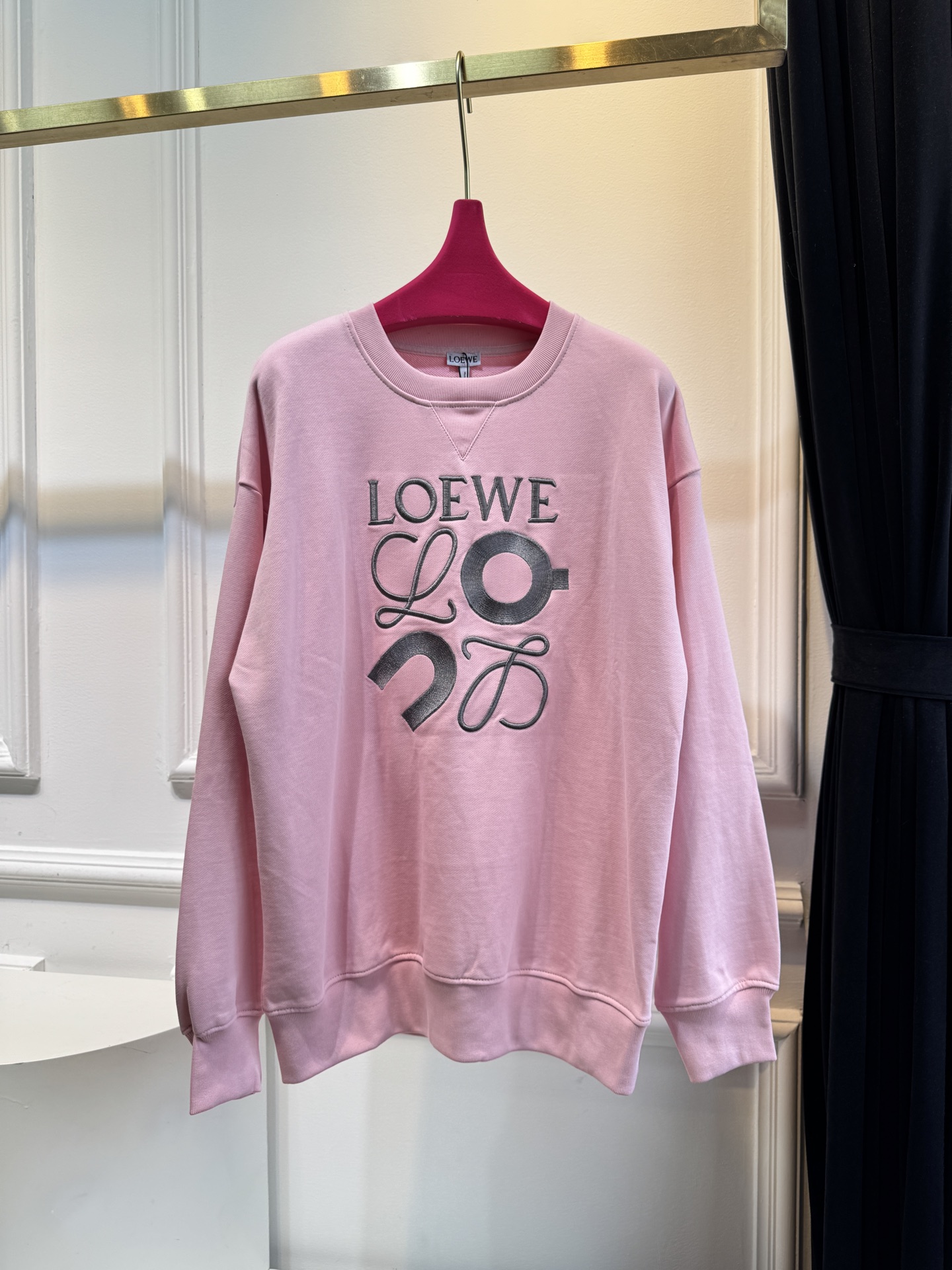 LOEW*圆领卫衣，•颜色：选用柔和的粉色，甜美且充满少女感，在视觉上给人温馨、柔和的感觉，比较适合春秋