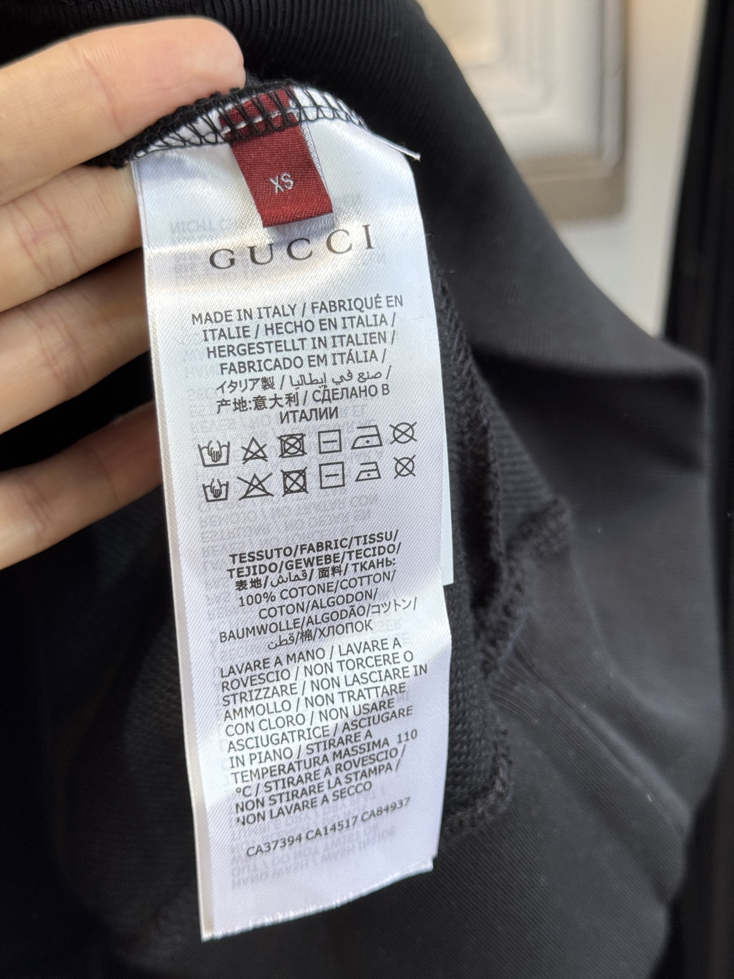 GUCC*连帽卫衣采用棉质面料。棉质面料以其出色的亲肤性著称，穿着柔软舒适，透气性佳，能够有效吸汗，让皮