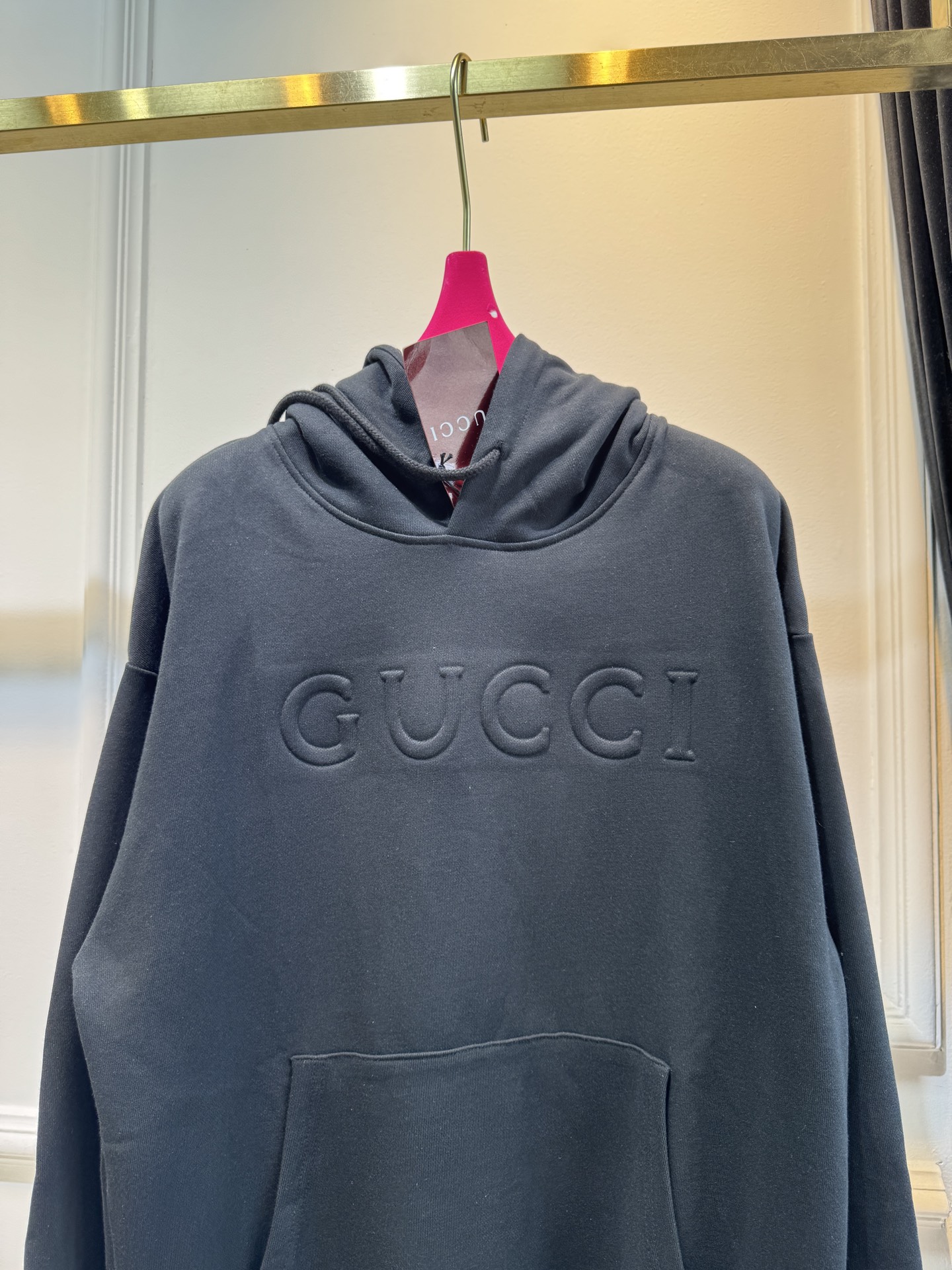 GUCC*连帽卫衣采用棉质面料。棉质面料以其出色的亲肤性著称，穿着柔软舒适，透气性佳，能够有效吸汗，让皮