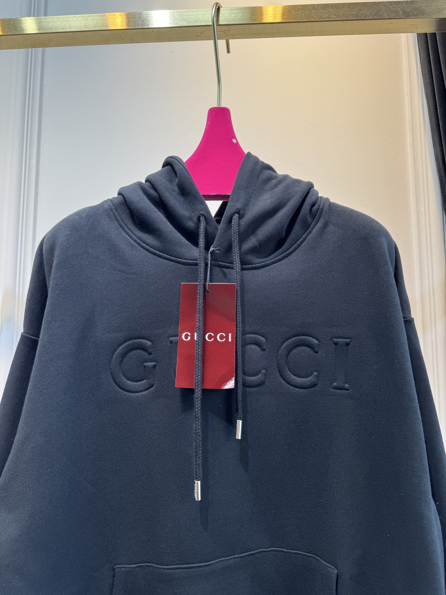 GUCC*连帽卫衣采用棉质面料。棉质面料以其出色的亲肤性著称，穿着柔软舒适，透气性佳，能够有效吸汗，让皮