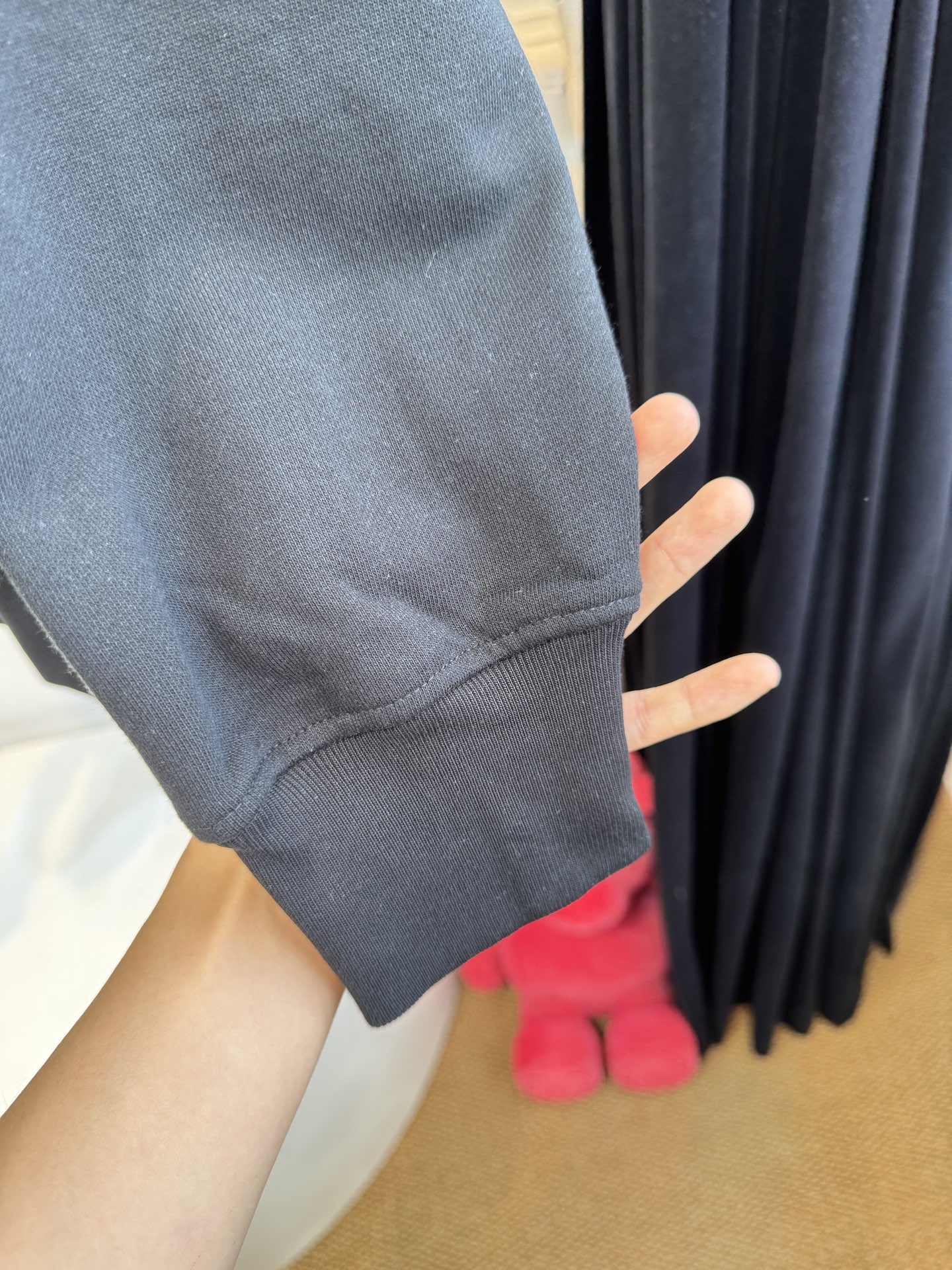 GUCC*连帽卫衣采用棉质面料。棉质面料以其出色的亲肤性著称，穿着柔软舒适，透气性佳，能够有效吸汗，让皮