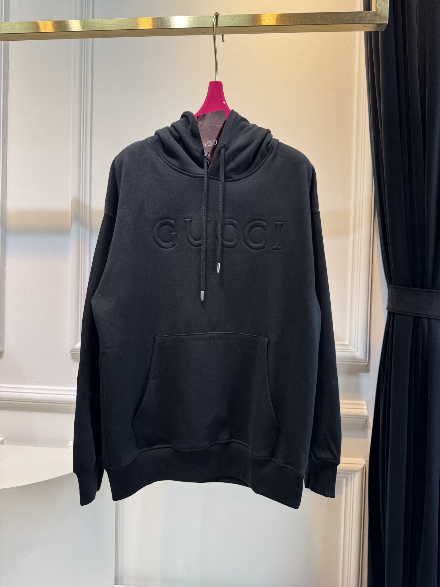 GUCC*连帽卫衣采用棉质面料。棉质面料以其出色的亲肤性著称，穿着柔软舒适，透气性佳，能够有效吸汗，让皮