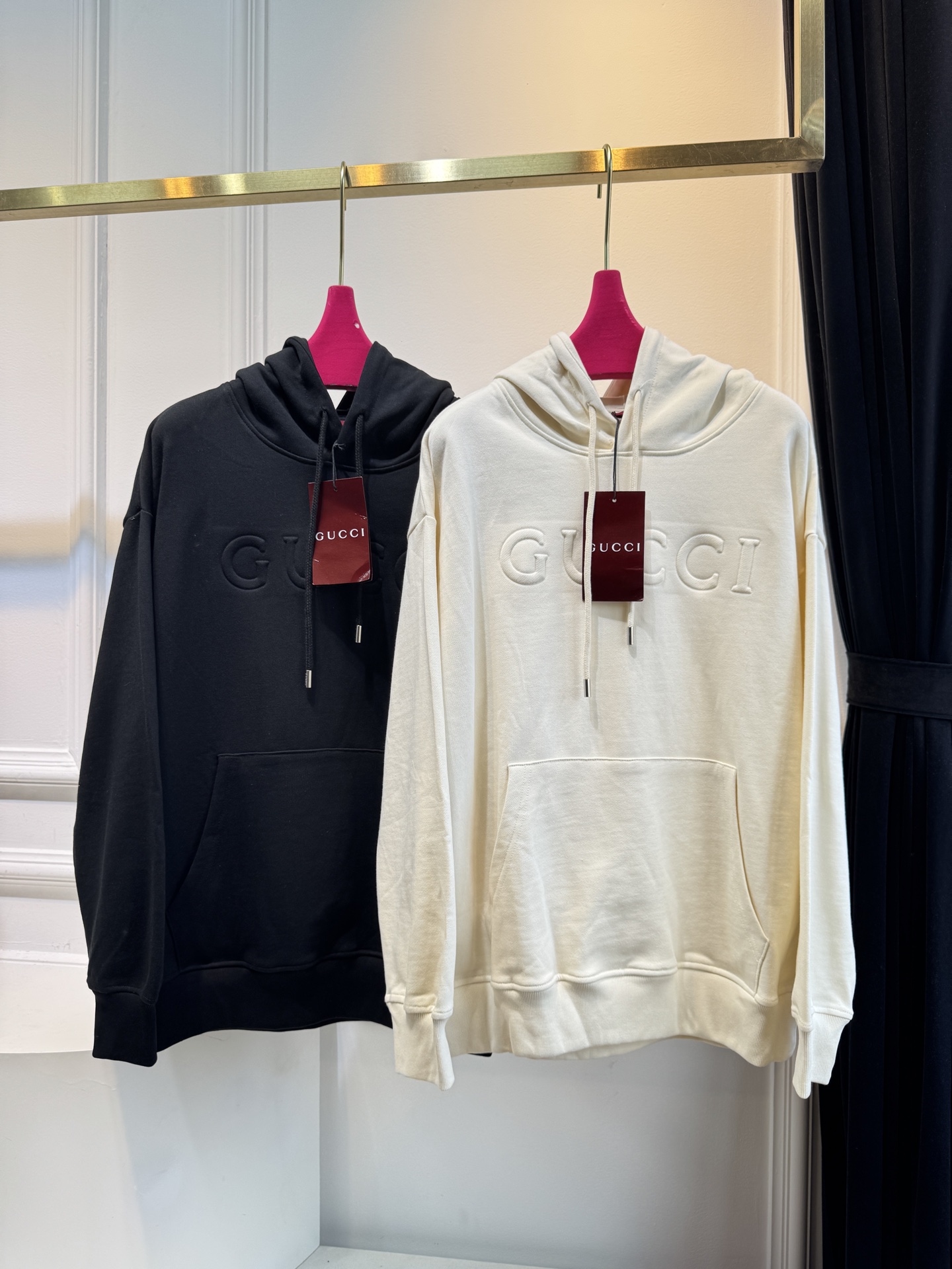 GUCC*连帽卫衣采用棉质面料。棉质面料以其出色的亲肤性著称，穿着柔软舒适，透气性佳，能够有效吸汗，让皮