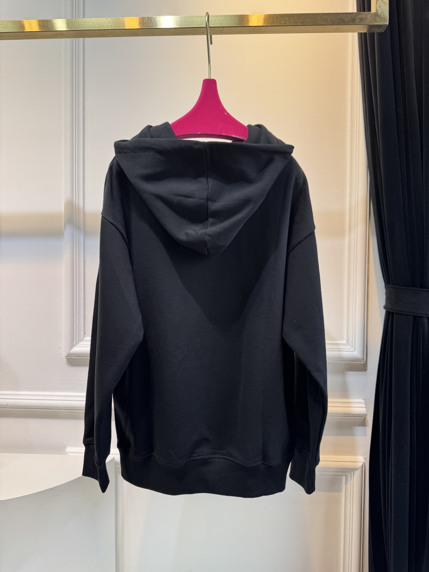 GUCC*连帽卫衣采用棉质面料。棉质面料以其出色的亲肤性著称，穿着柔软舒适，透气性佳，能够有效吸汗，让皮