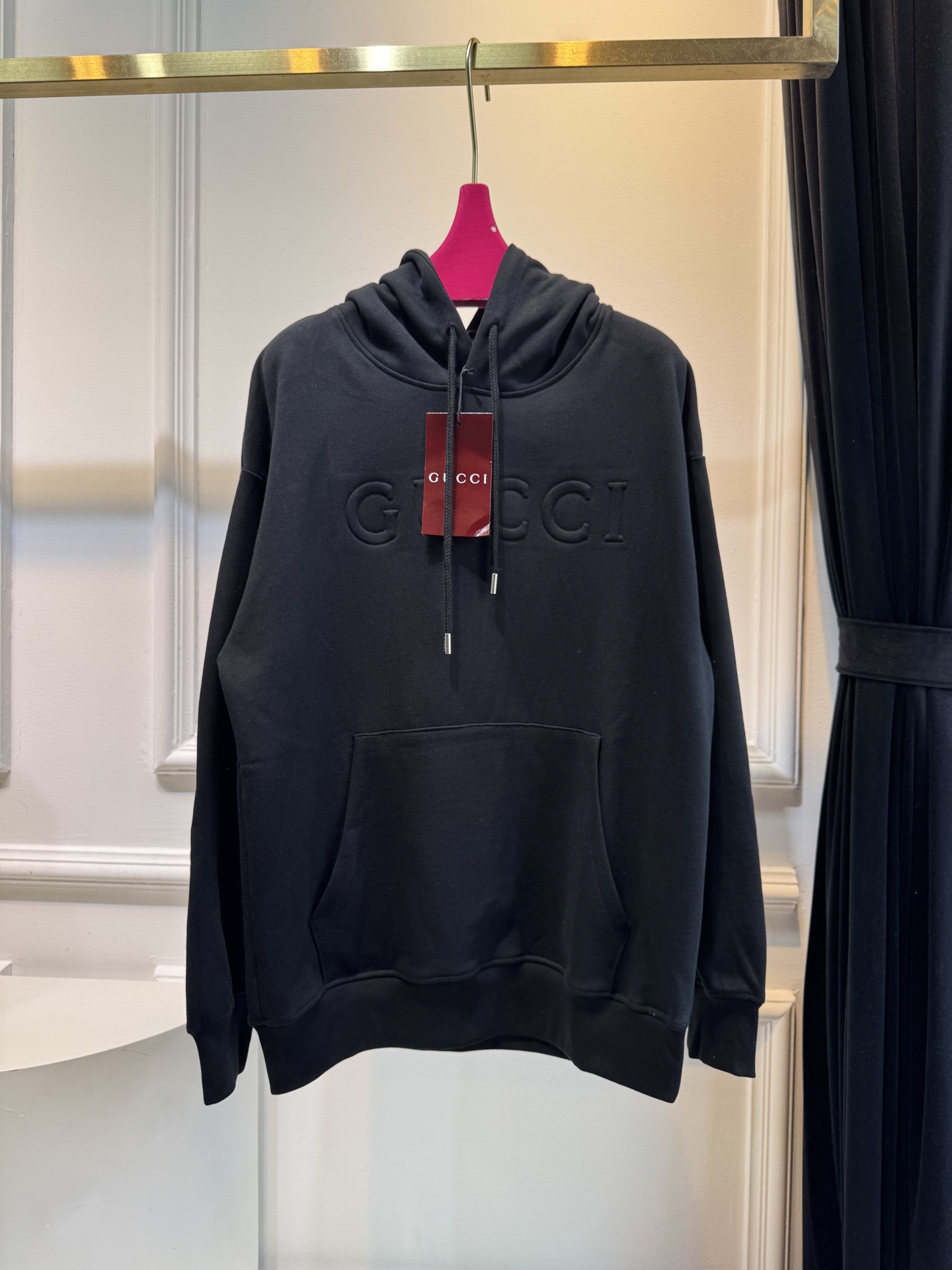 GUCC*连帽卫衣采用棉质面料。棉质面料以其出色的亲肤性著称，穿着柔软舒适，透气性佳，能够有效吸汗，让皮