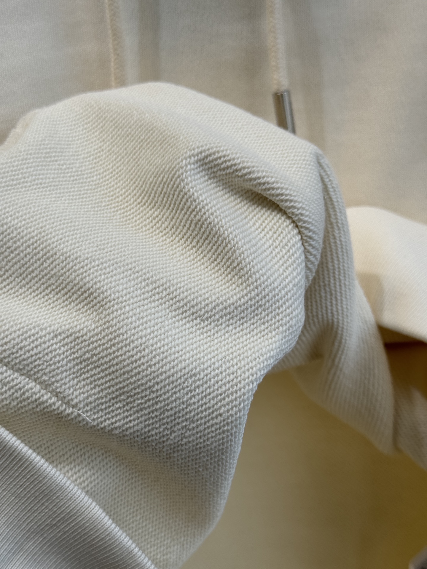 GUCC*连帽卫衣采用棉质面料。棉质面料以其出色的亲肤性著称，穿着柔软舒适，透气性佳，能够有效吸汗，让皮