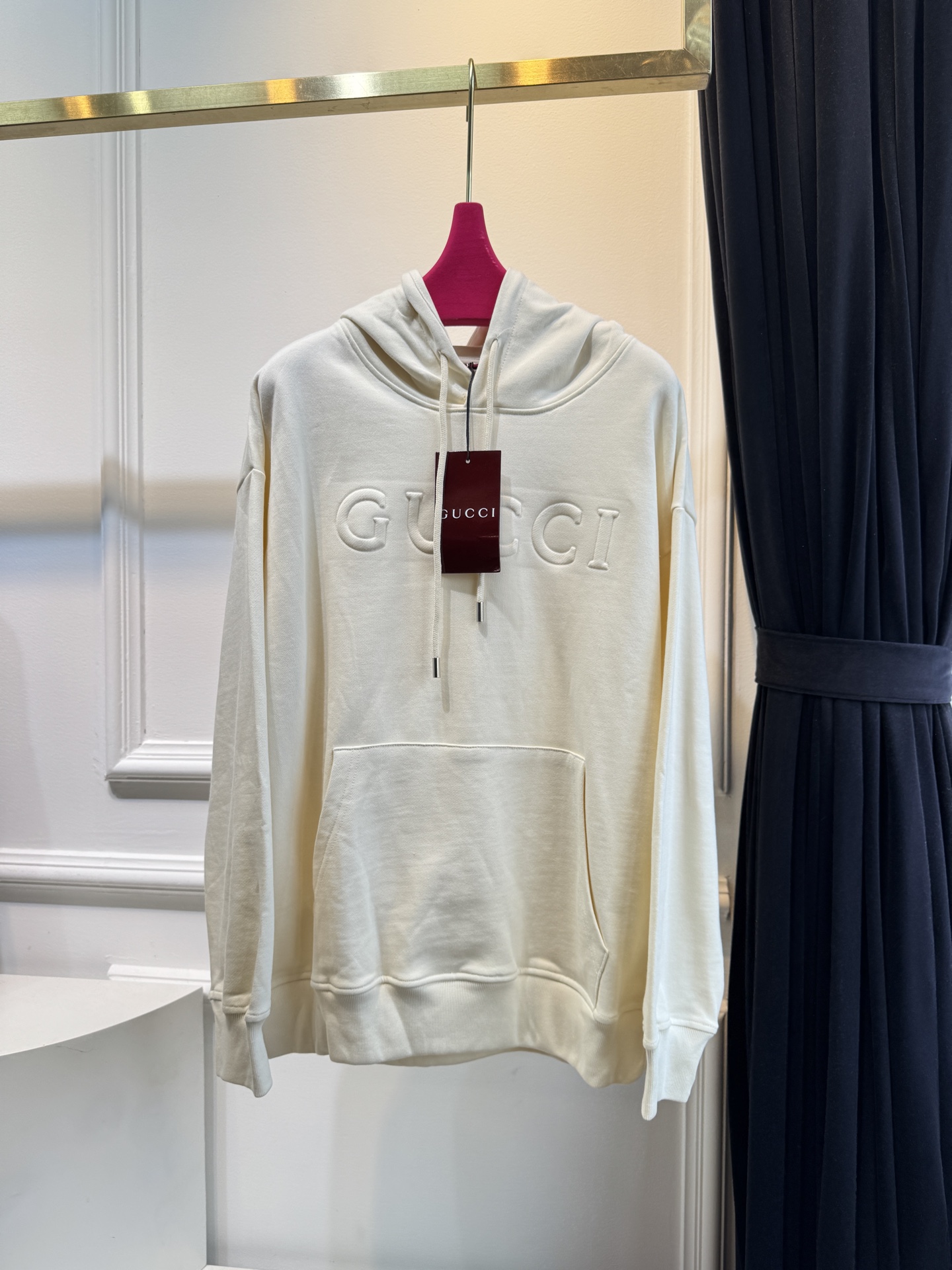 GUCC*连帽卫衣采用棉质面料。棉质面料以其出色的亲肤性著称，穿着柔软舒适，透气性佳，能够有效吸汗，让皮