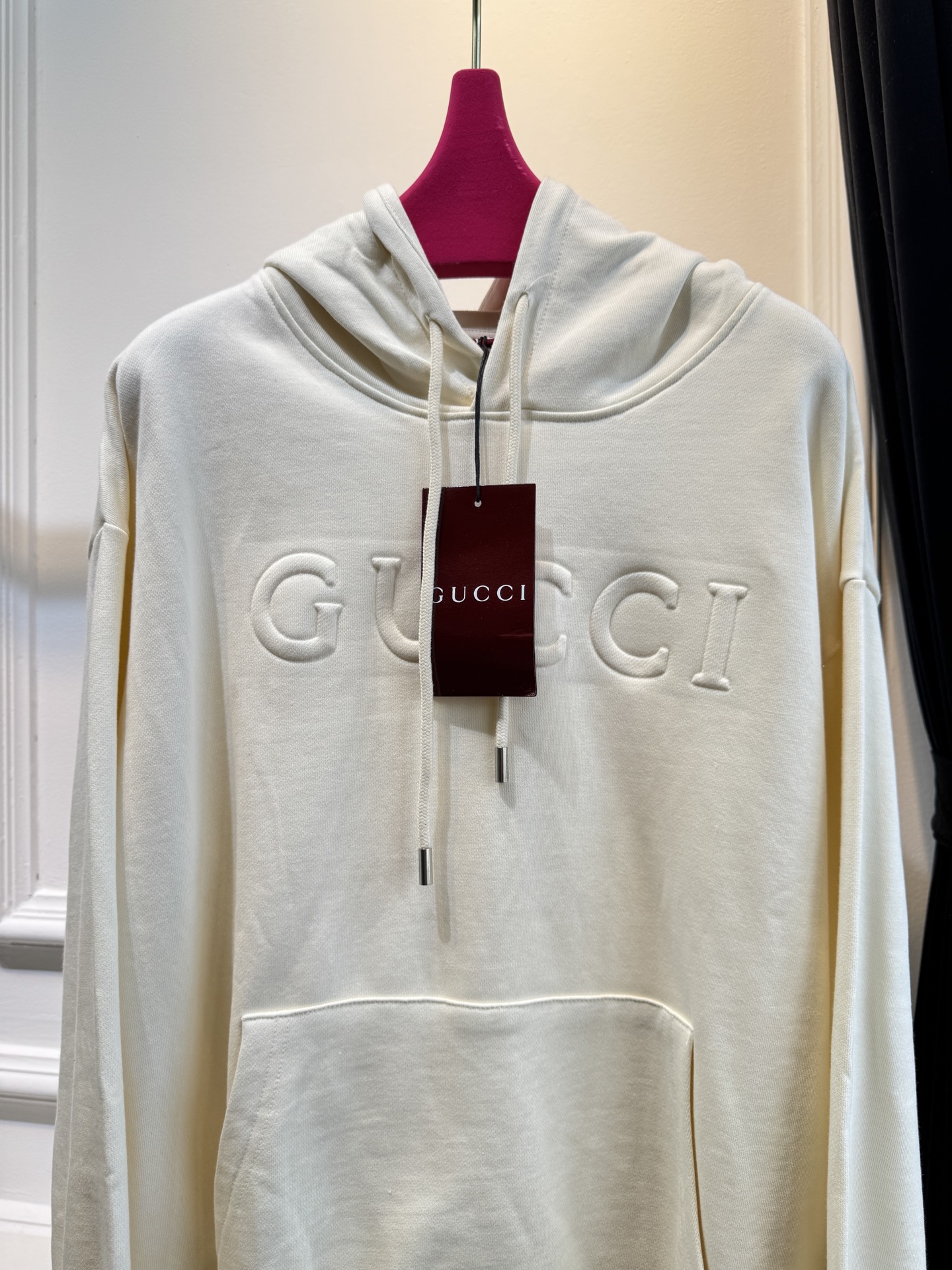 GUCC*连帽卫衣采用棉质面料。棉质面料以其出色的亲肤性著称，穿着柔软舒适，透气性佳，能够有效吸汗，让皮