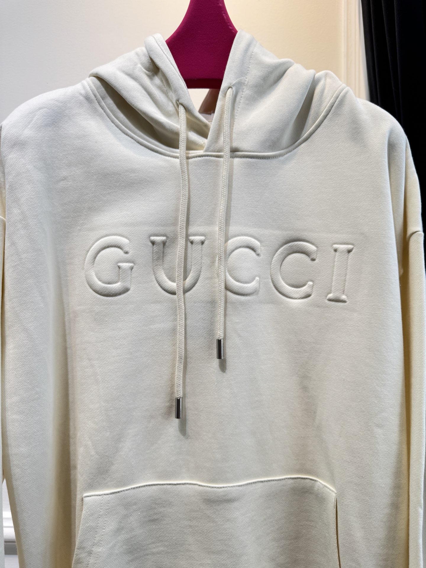 GUCC*连帽卫衣采用棉质面料。棉质面料以其出色的亲肤性著称，穿着柔软舒适，透气性佳，能够有效吸汗，让皮