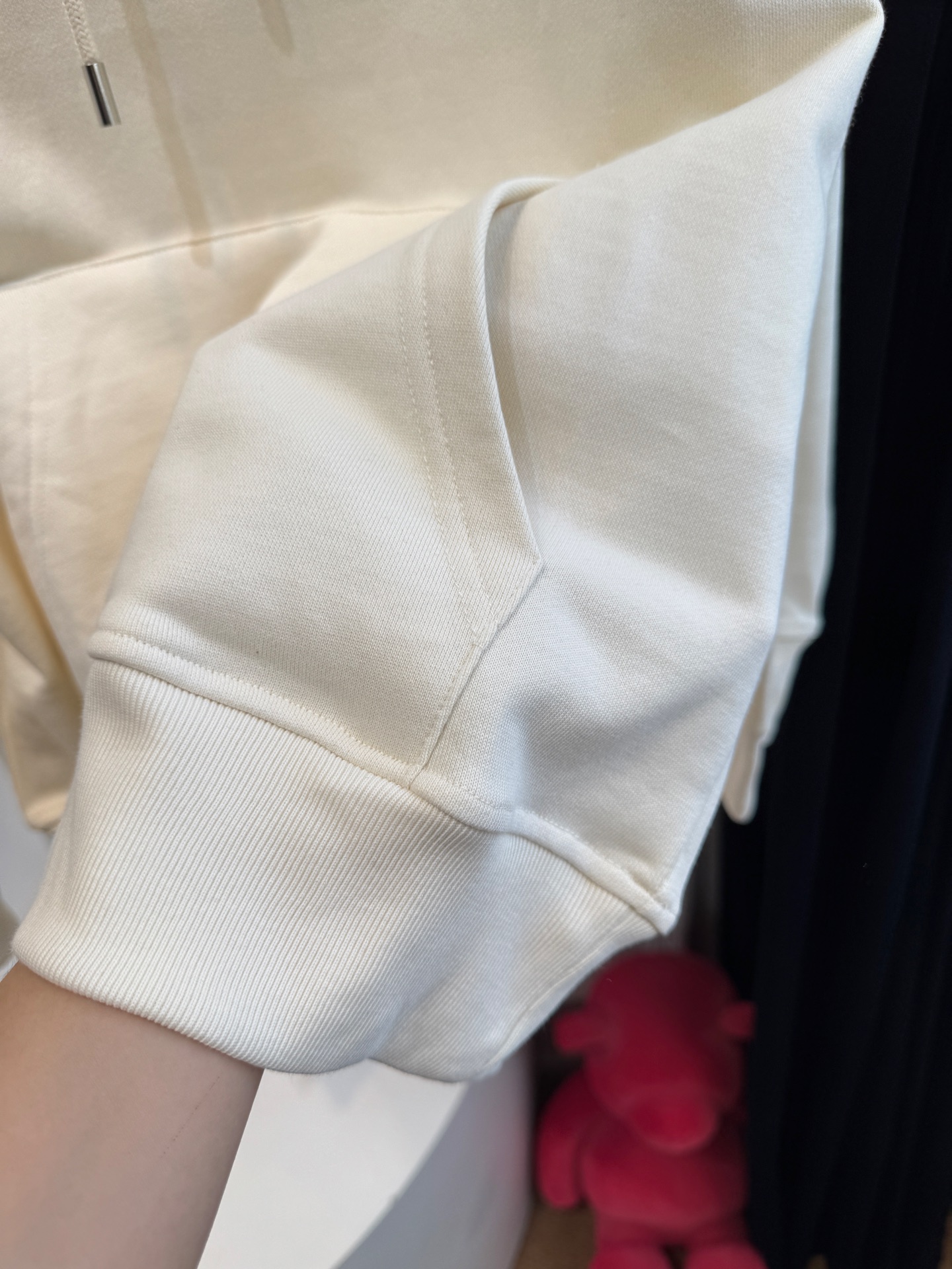 GUCC*连帽卫衣采用棉质面料。棉质面料以其出色的亲肤性著称，穿着柔软舒适，透气性佳，能够有效吸汗，让皮