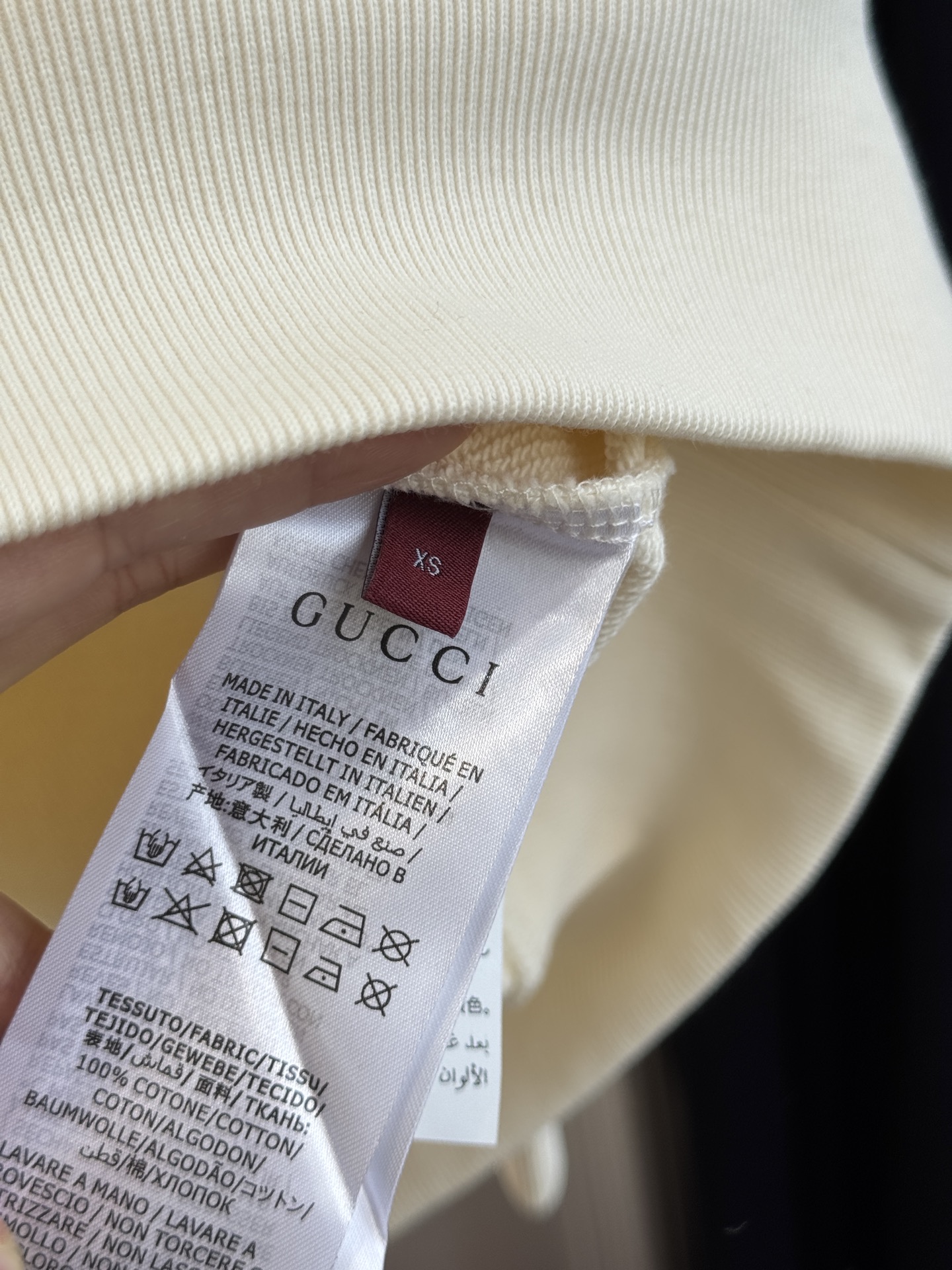 GUCC*连帽卫衣采用棉质面料。棉质面料以其出色的亲肤性著称，穿着柔软舒适，透气性佳，能够有效吸汗，让皮