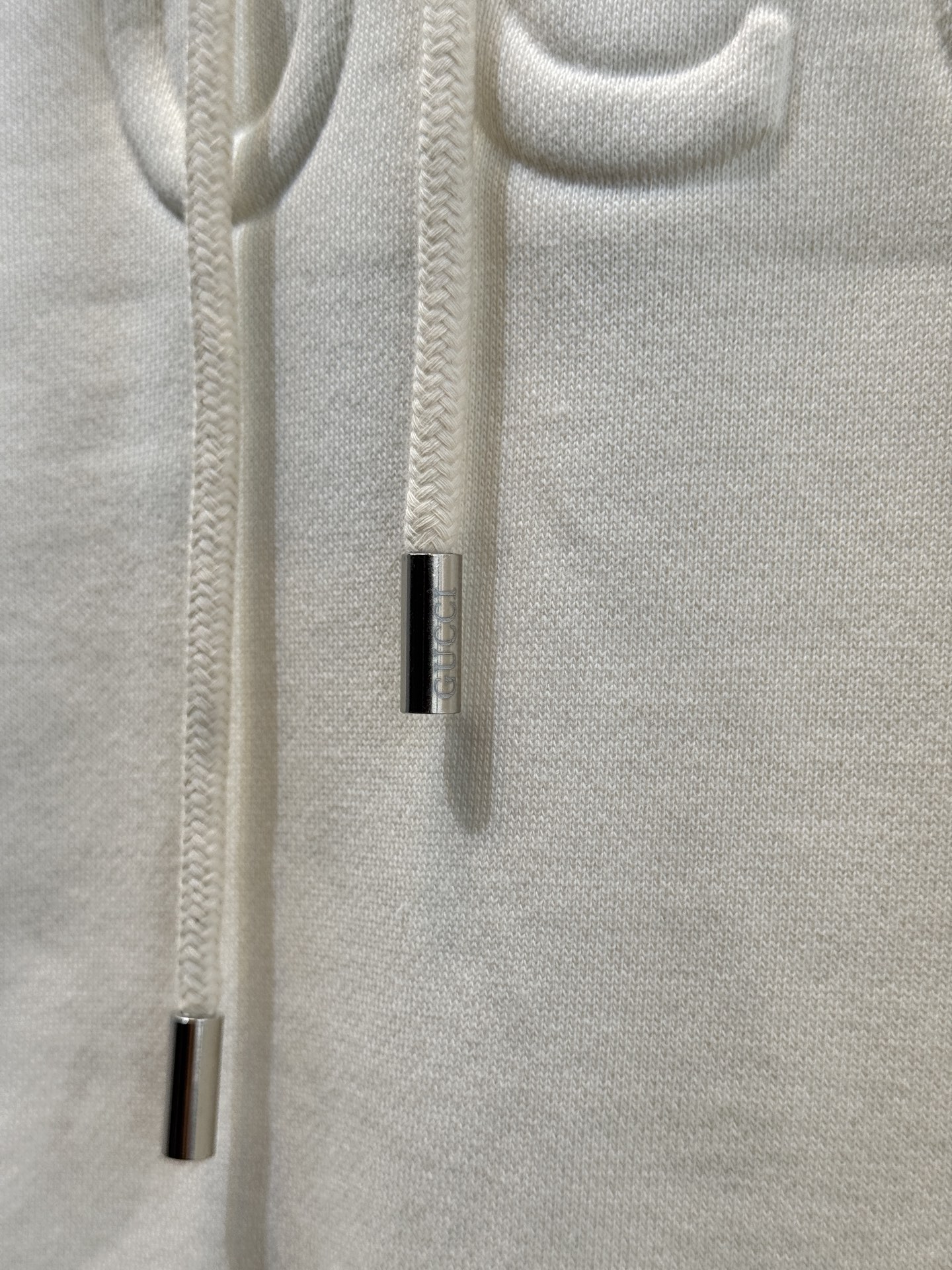 GUCC*连帽卫衣采用棉质面料。棉质面料以其出色的亲肤性著称，穿着柔软舒适，透气性佳，能够有效吸汗，让皮