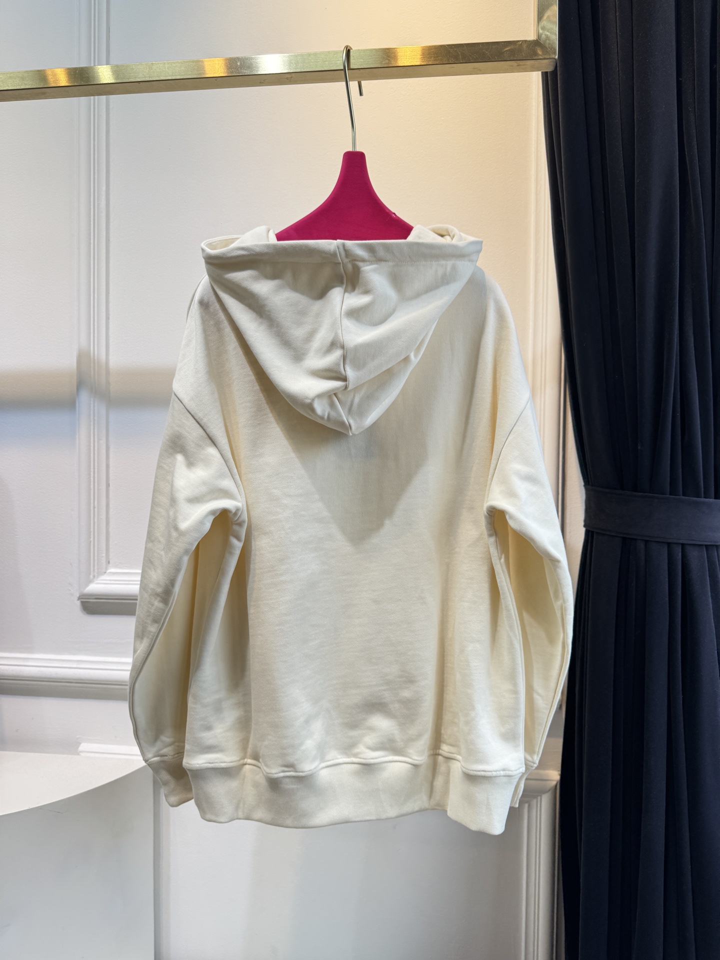 GUCC*连帽卫衣采用棉质面料。棉质面料以其出色的亲肤性著称，穿着柔软舒适，透气性佳，能够有效吸汗，让皮