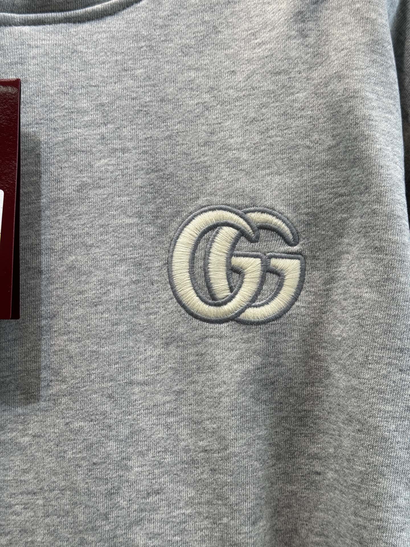 GUCC*连帽卫衣采用优质的棉质面料 。棉质面料具有极佳的亲肤性，柔软舒适，透气性良好，穿着时能让皮肤自