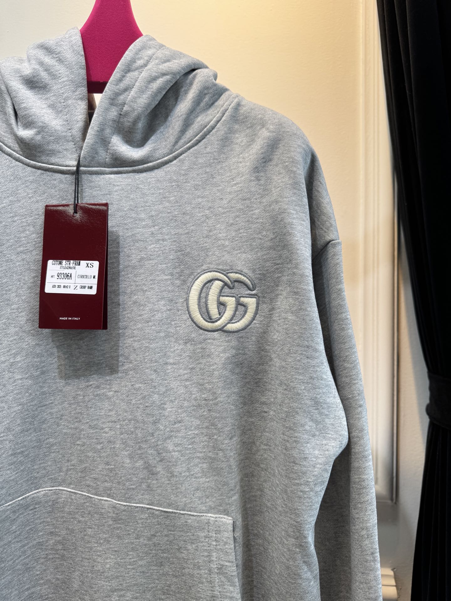 GUCC*连帽卫衣采用优质的棉质面料 。棉质面料具有极佳的亲肤性，柔软舒适，透气性良好，穿着时能让皮肤自