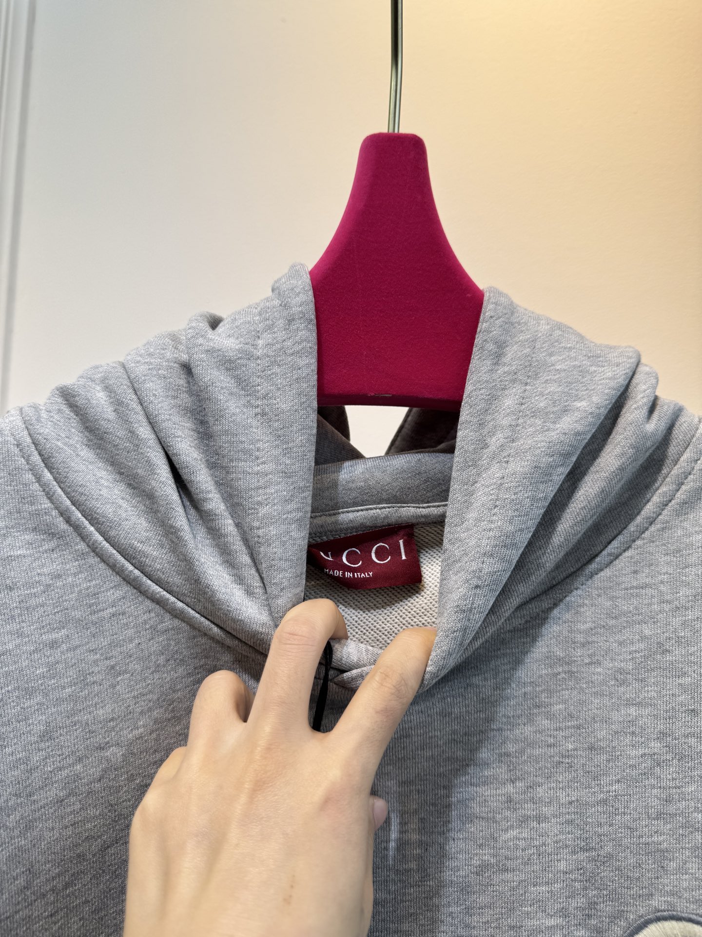 GUCC*连帽卫衣采用优质的棉质面料 。棉质面料具有极佳的亲肤性，柔软舒适，透气性良好，穿着时能让皮肤自