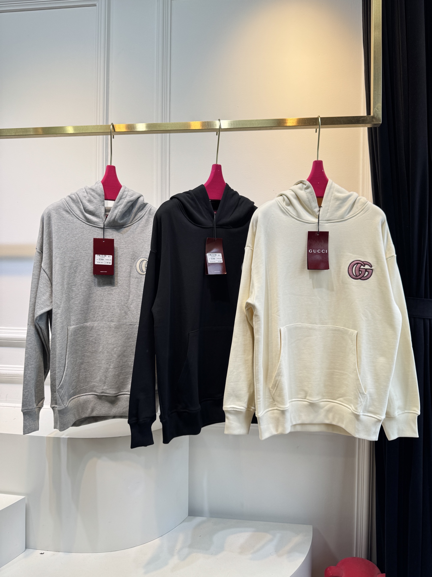 GUCC*连帽卫衣采用优质的棉质面料 。棉质面料具有极佳的亲肤性，柔软舒适，透气性良好，穿着时能让皮肤自