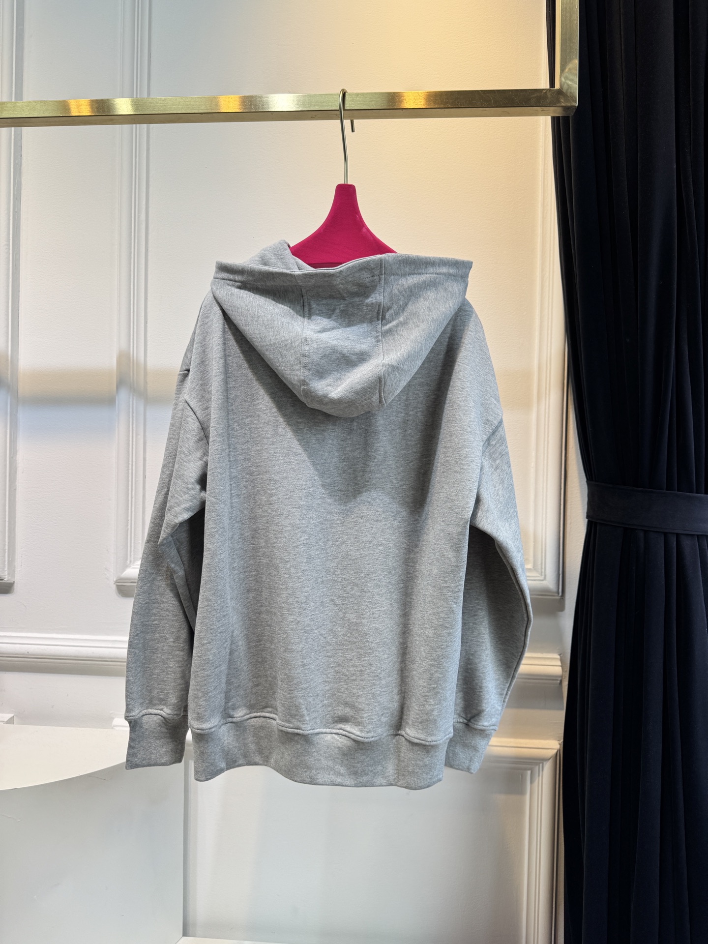 GUCC*连帽卫衣采用优质的棉质面料 。棉质面料具有极佳的亲肤性，柔软舒适，透气性良好，穿着时能让皮肤自