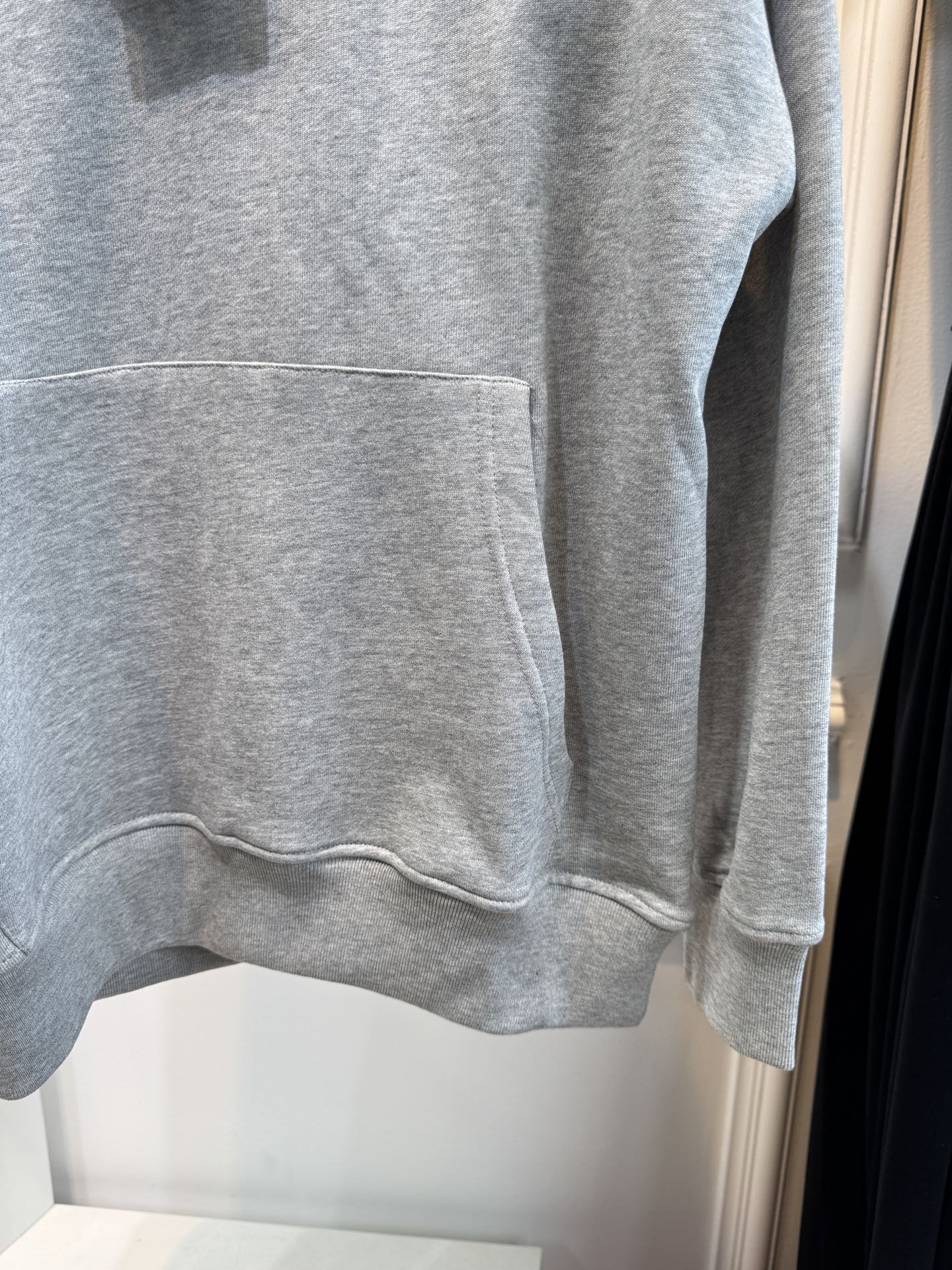 GUCC*连帽卫衣采用优质的棉质面料 。棉质面料具有极佳的亲肤性，柔软舒适，透气性良好，穿着时能让皮肤自