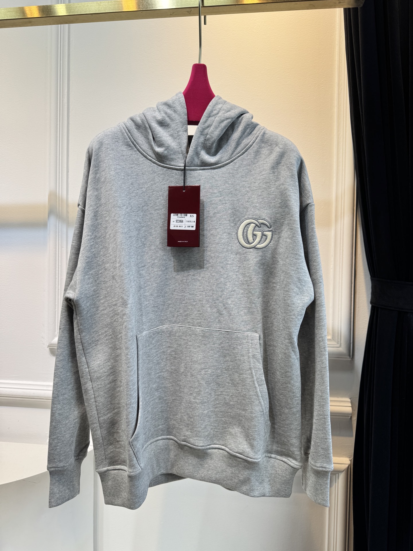 GUCC*连帽卫衣采用优质的棉质面料 。棉质面料具有极佳的亲肤性，柔软舒适，透气性良好，穿着时能让皮肤自