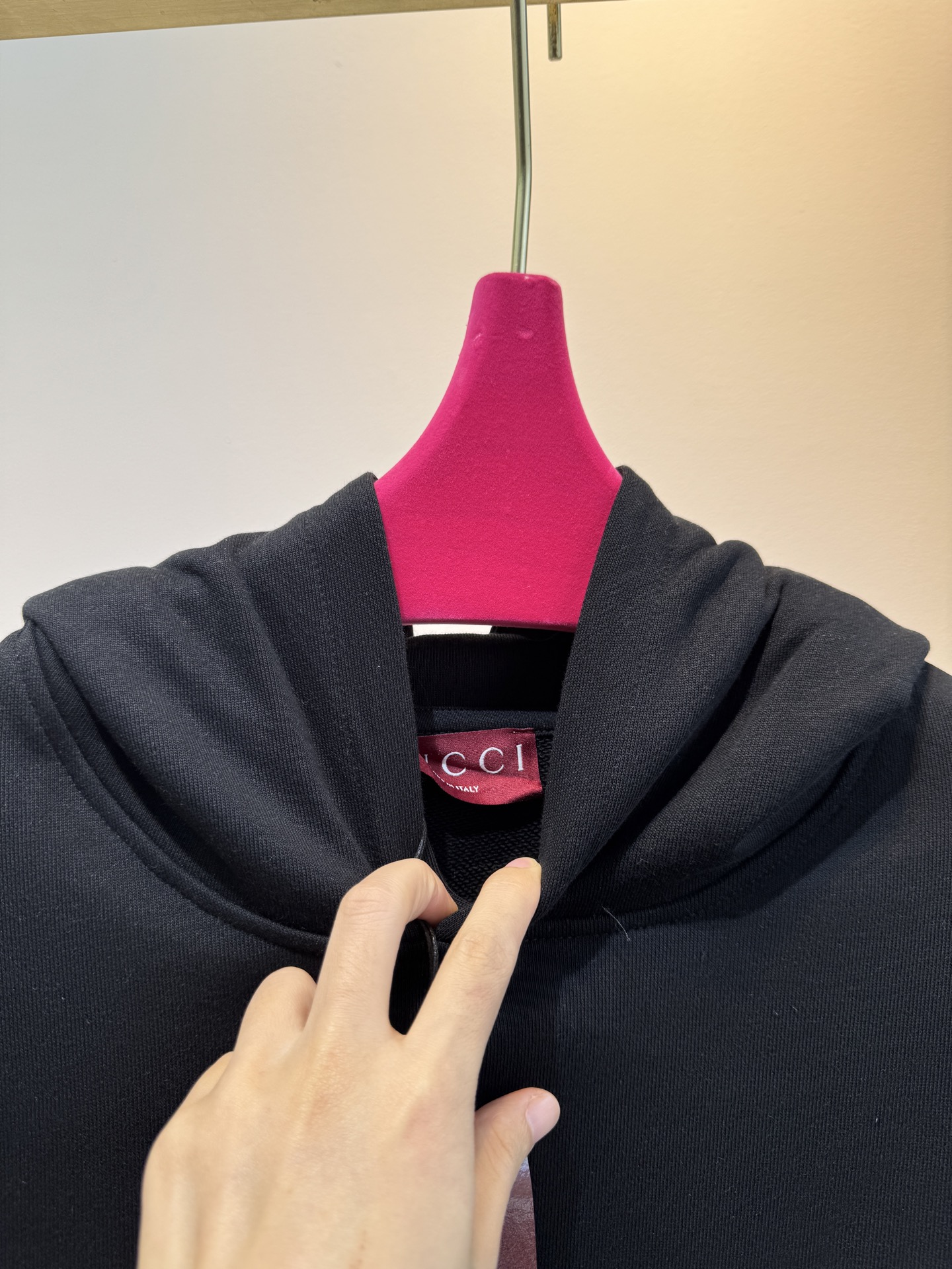 GUCC*连帽卫衣采用优质的棉质面料 。棉质面料具有极佳的亲肤性，柔软舒适，透气性良好，穿着时能让皮肤自