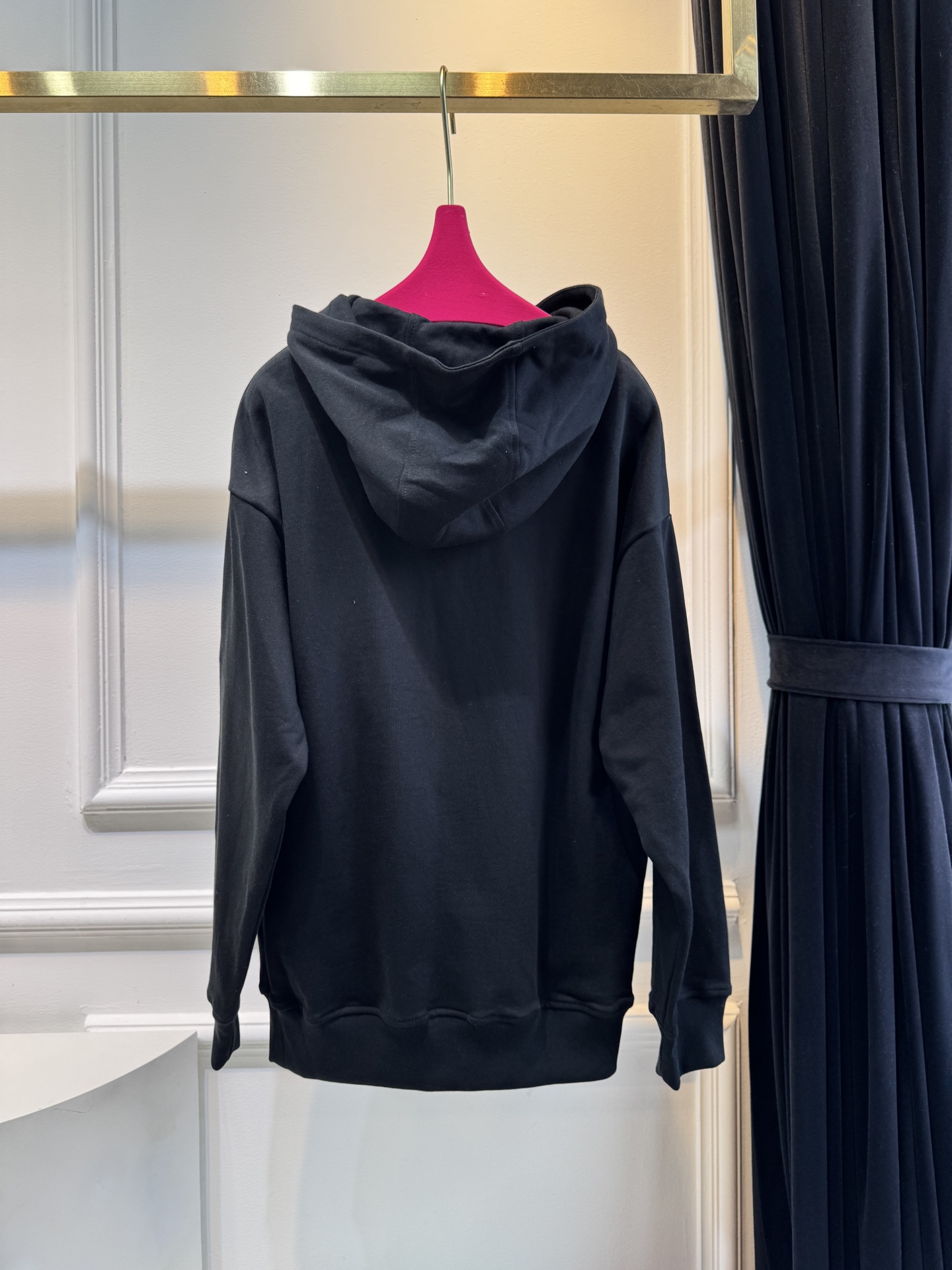 GUCC*连帽卫衣采用优质的棉质面料 。棉质面料具有极佳的亲肤性，柔软舒适，透气性良好，穿着时能让皮肤自