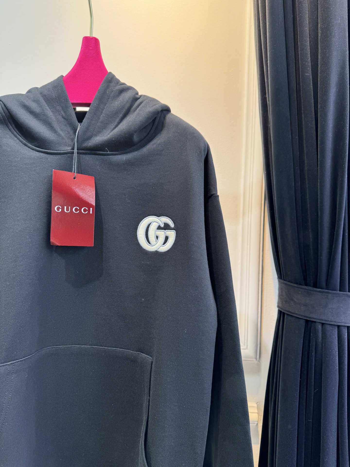 GUCC*连帽卫衣采用优质的棉质面料 。棉质面料具有极佳的亲肤性，柔软舒适，透气性良好，穿着时能让皮肤自