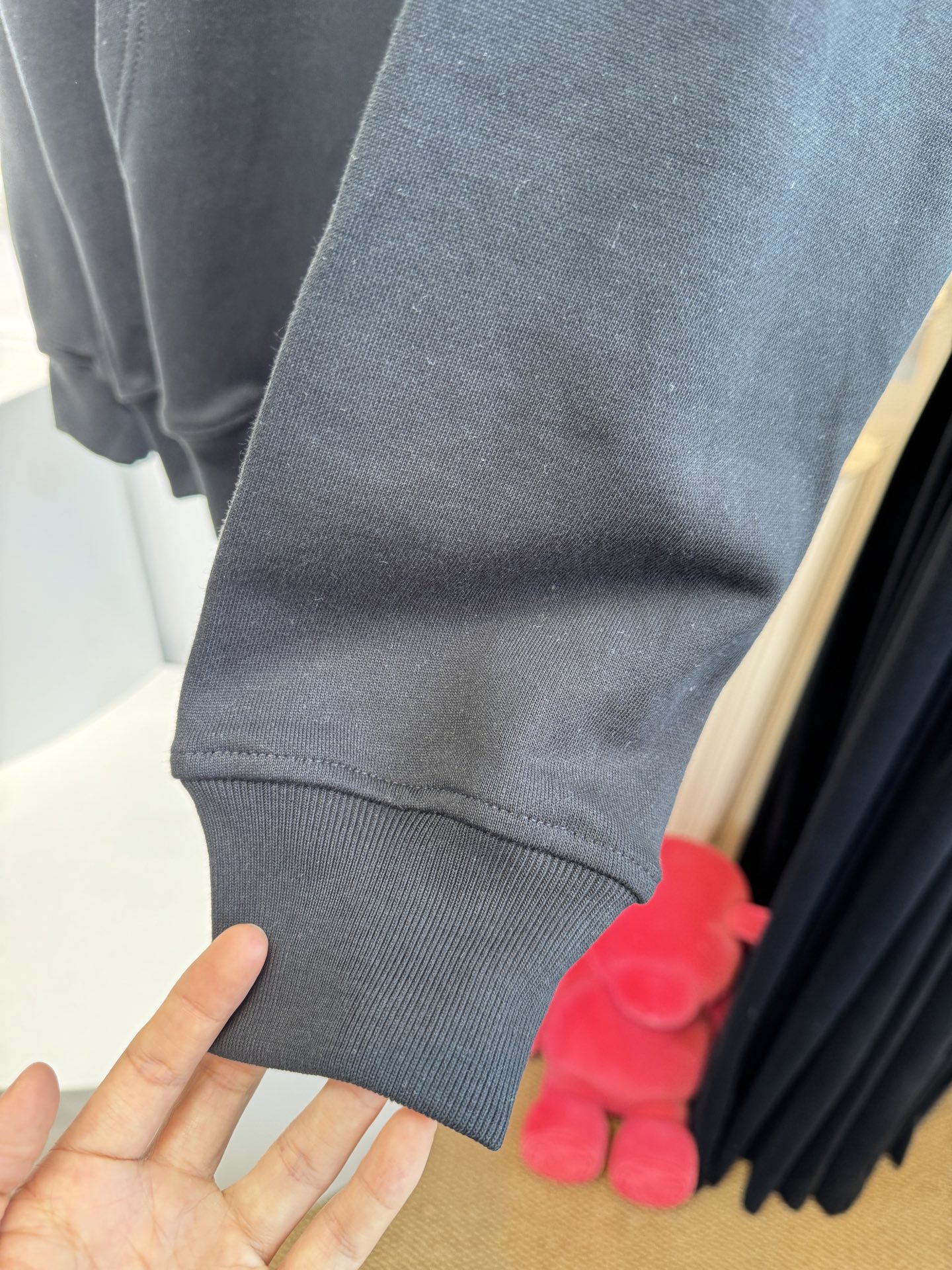 GUCC*连帽卫衣采用优质的棉质面料 。棉质面料具有极佳的亲肤性，柔软舒适，透气性良好，穿着时能让皮肤自