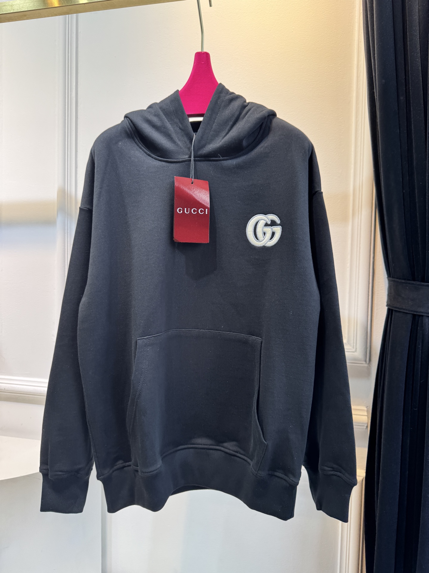 GUCC*连帽卫衣采用优质的棉质面料 。棉质面料具有极佳的亲肤性，柔软舒适，透气性良好，穿着时能让皮肤自