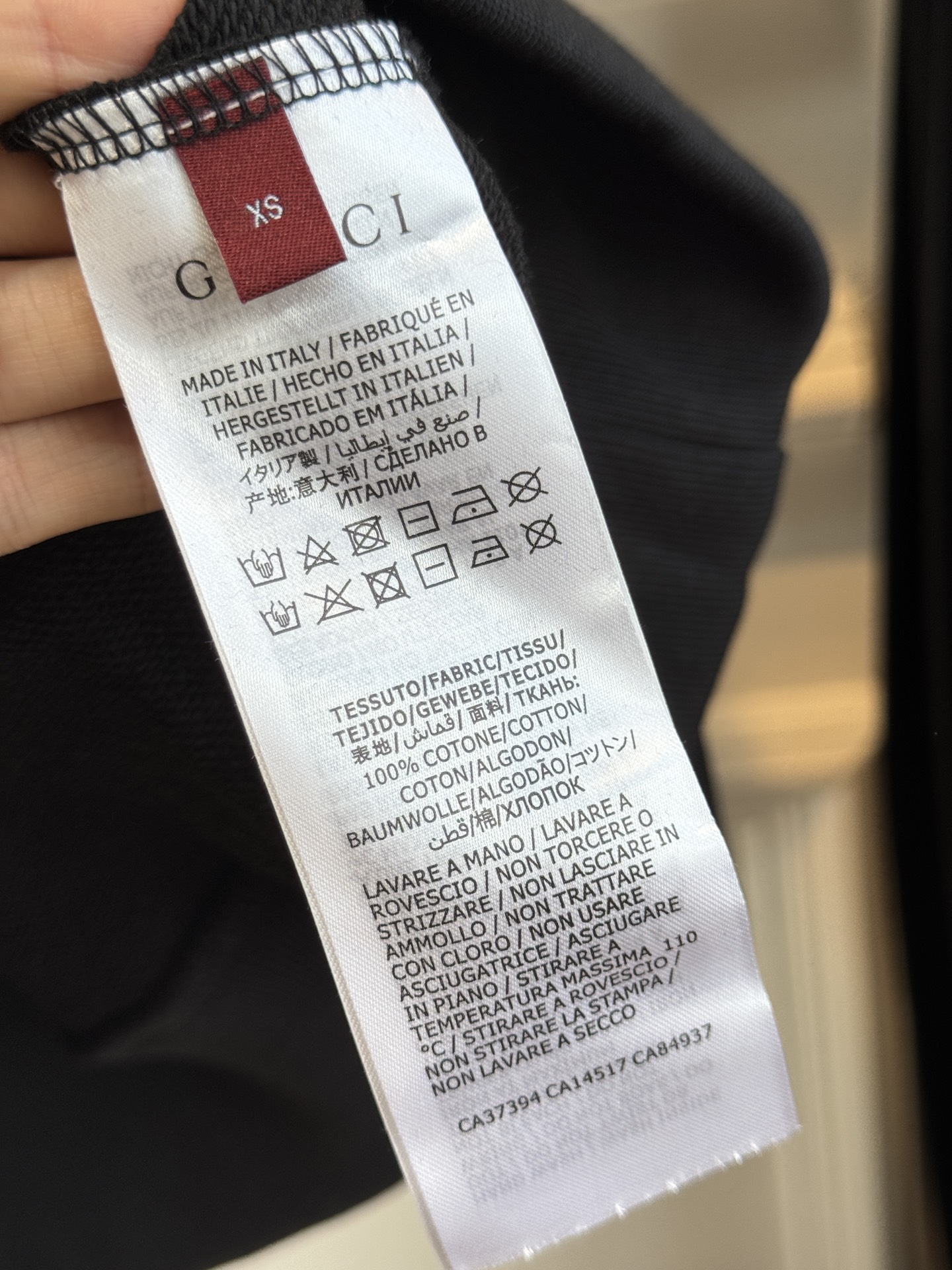 GUCC*连帽卫衣采用优质的棉质面料 。棉质面料具有极佳的亲肤性，柔软舒适，透气性良好，穿着时能让皮肤自