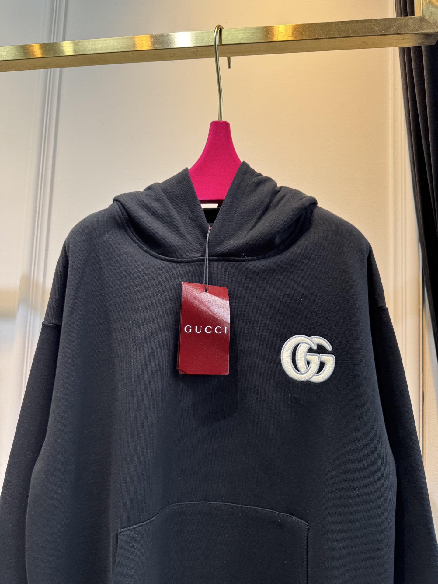 GUCC*连帽卫衣采用优质的棉质面料 。棉质面料具有极佳的亲肤性，柔软舒适，透气性良好，穿着时能让皮肤自