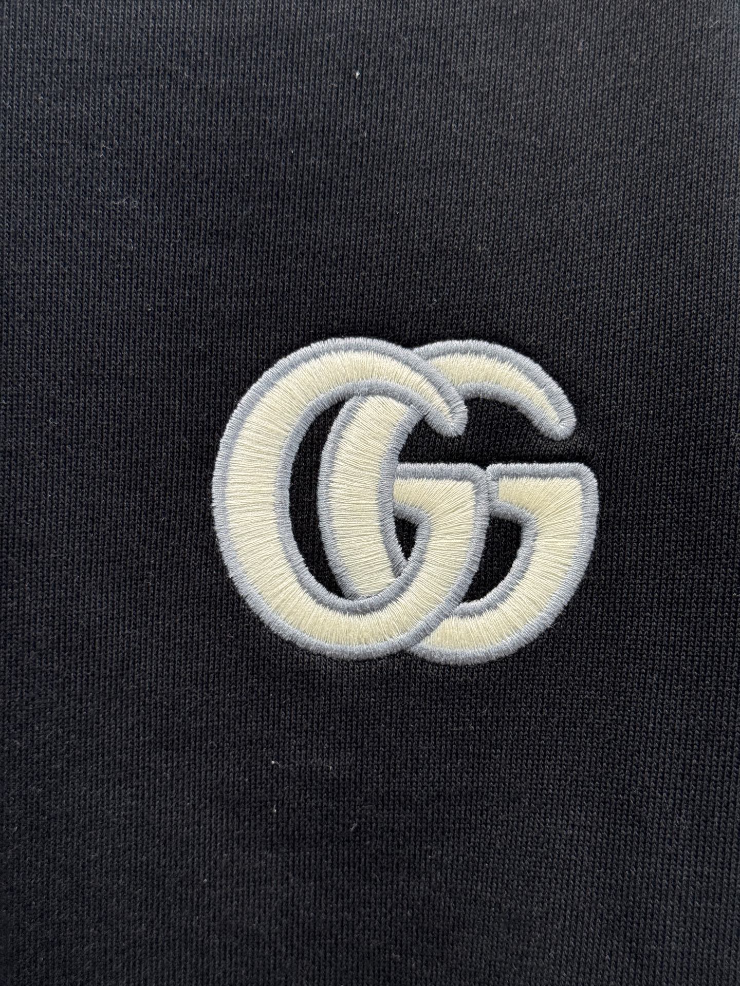 GUCC*连帽卫衣采用优质的棉质面料 。棉质面料具有极佳的亲肤性，柔软舒适，透气性良好，穿着时能让皮肤自