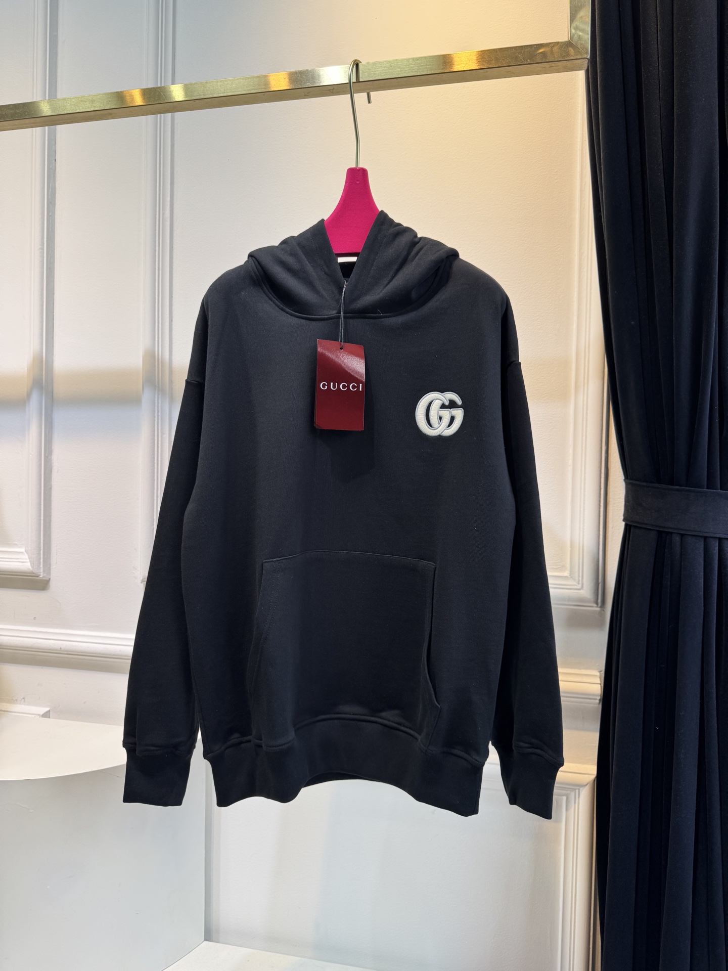 GUCC*连帽卫衣采用优质的棉质面料 。棉质面料具有极佳的亲肤性，柔软舒适，透气性良好，穿着时能让皮肤自