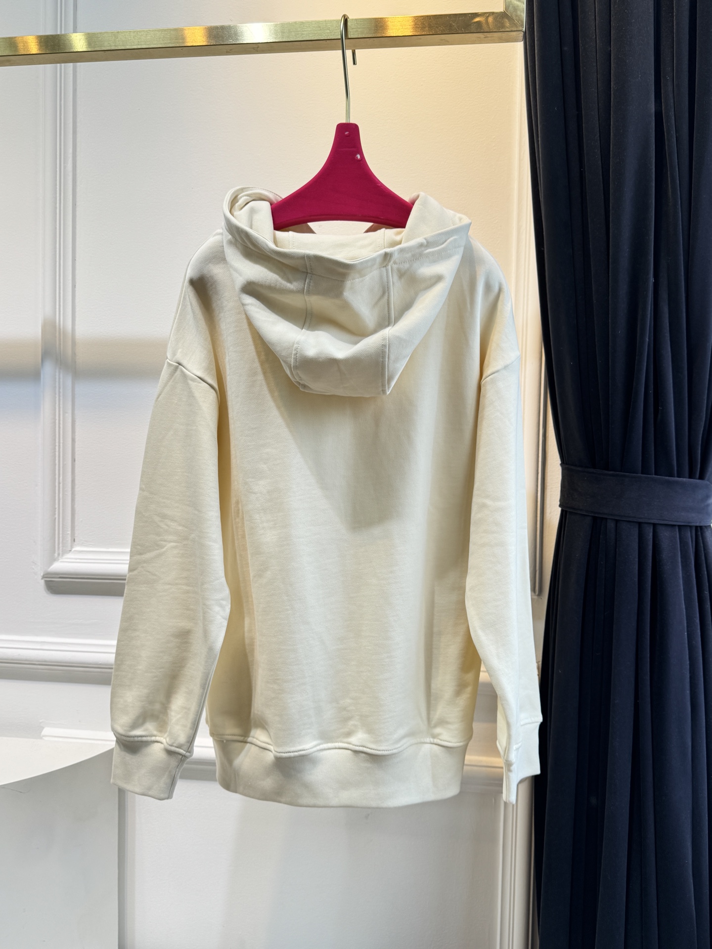 GUCC*连帽卫衣采用优质的棉质面料 。棉质面料具有极佳的亲肤性，柔软舒适，透气性良好，穿着时能让皮肤自