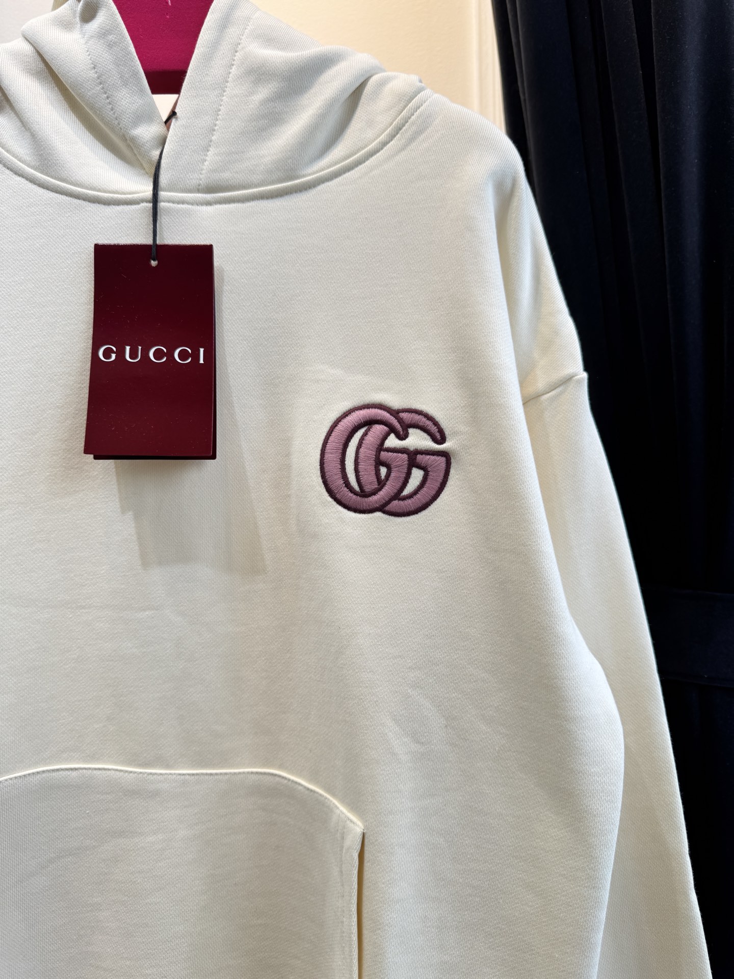 GUCC*连帽卫衣采用优质的棉质面料 。棉质面料具有极佳的亲肤性，柔软舒适，透气性良好，穿着时能让皮肤自