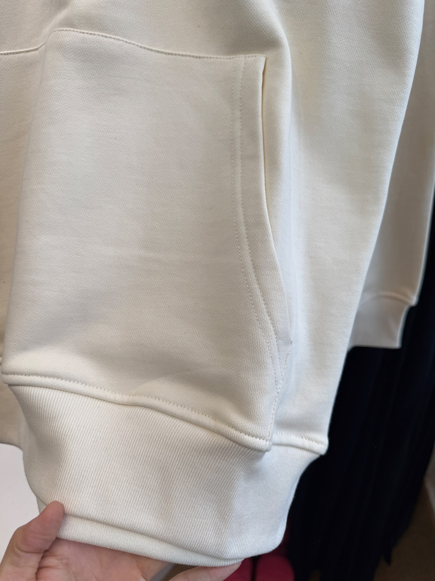 GUCC*连帽卫衣采用优质的棉质面料 。棉质面料具有极佳的亲肤性，柔软舒适，透气性良好，穿着时能让皮肤自